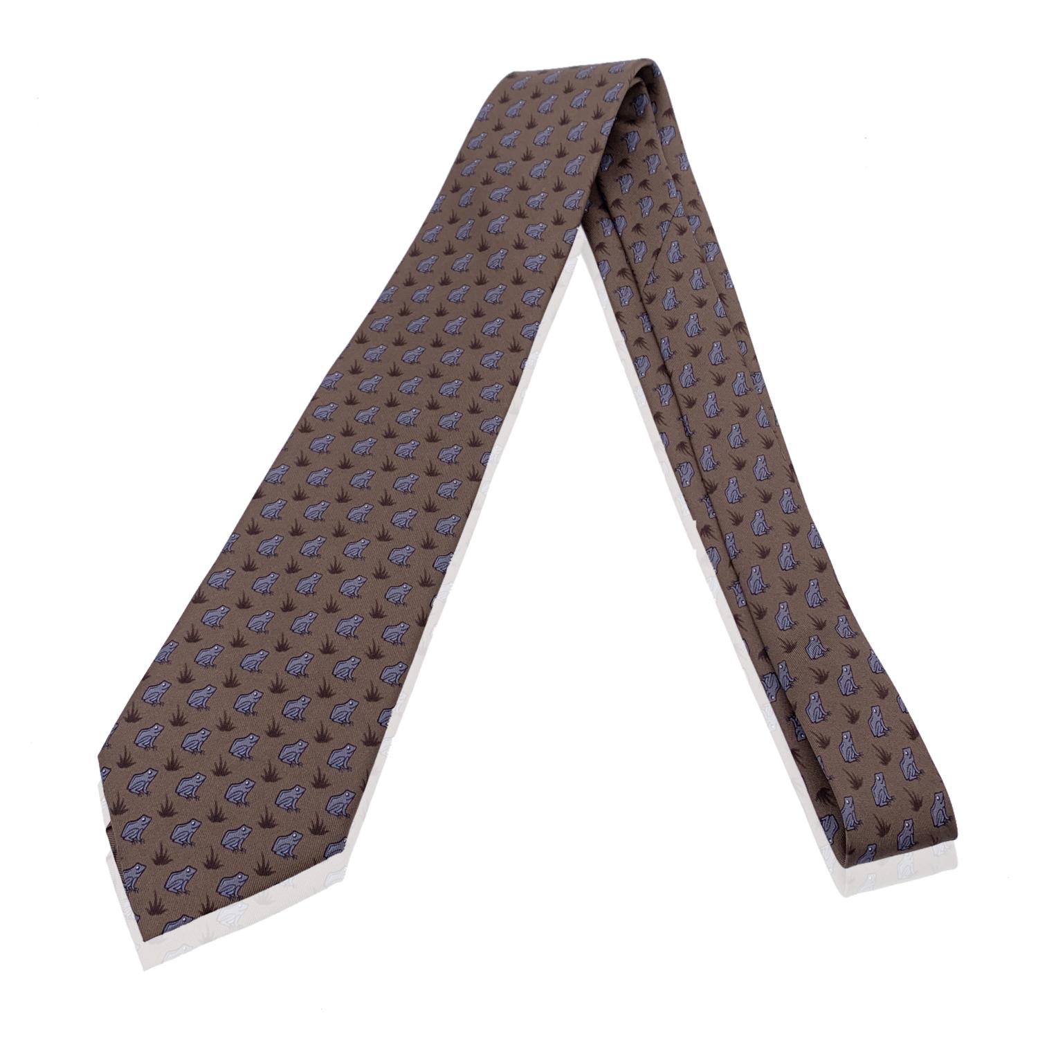 Elegant Hermes Neck Tie in brown color with frogs pattern. Mod. 7257 MA. Composition: 100% Silk Hermes composition tag attached. Made in France. Total length: 56.5 inches - 143,5 cm. Max width: 3.25 inches - 8.2 cm

Details

MATERIAL: Silk

COLOR: