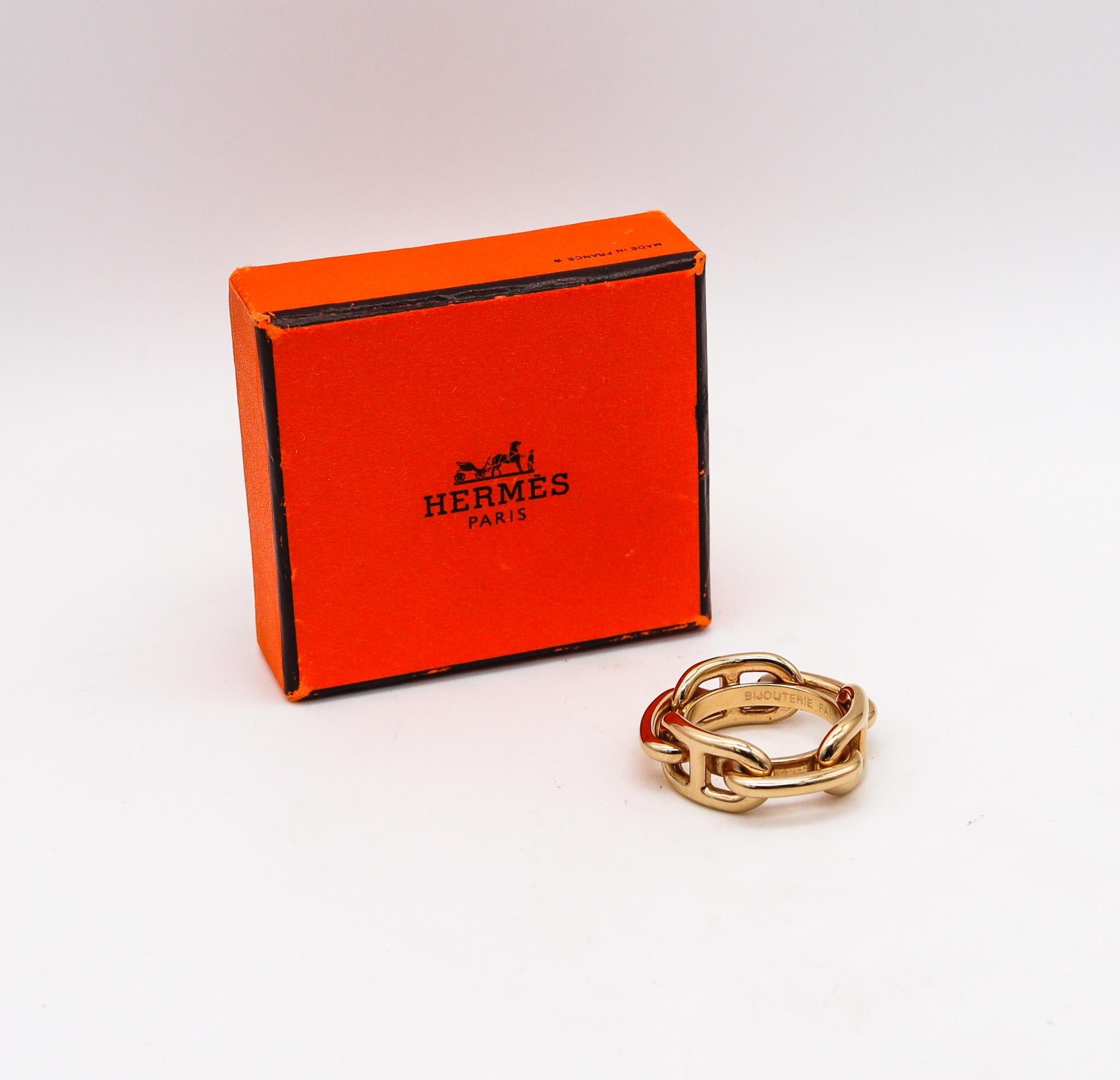Scarf's ring designed by Hermes.

An iconic vintage Chaine D'ancre scarf's ring, created in Paris France by the luxury house of Hermès. circa 1980. Crafted with mariner links, in solid plated yellow gold of 18 karat with high polished finish. This