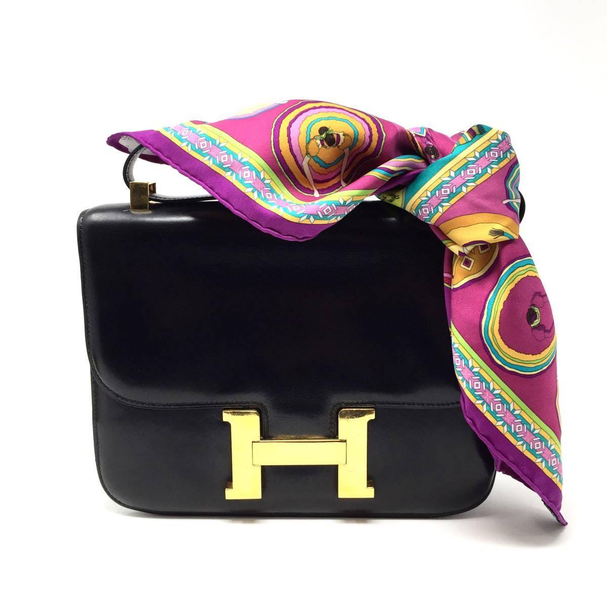 Hermes Vintage Constance 22 cm in black box leather and gold tone hardware. Year 1976, The interior features two pockets, one zipped. Combined with the gold-tone large H hardware, this bag is a must have for any Hermès collector. The adjustable