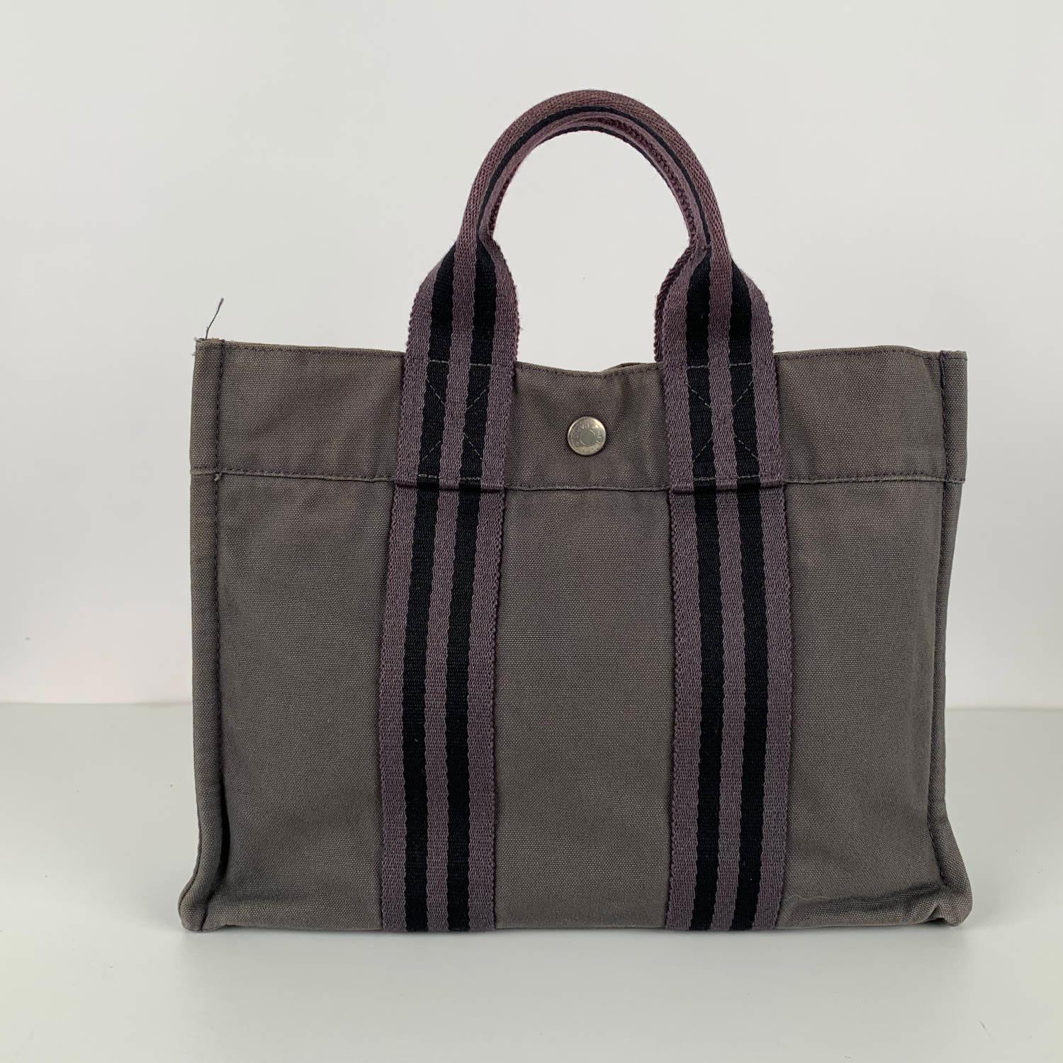 Hermes Paris Vintage Gray Cotton Canvas Fourre Tout PM Tote Handbag

Color : Gray
Model : Fourre Tout PM
Material : Cotton
Gender : Women
Country of Manufacture : France
Size : Small
Bag Depth : 3 inches - 7.6 cm
Bag Height : 8.5 inches - 21.6