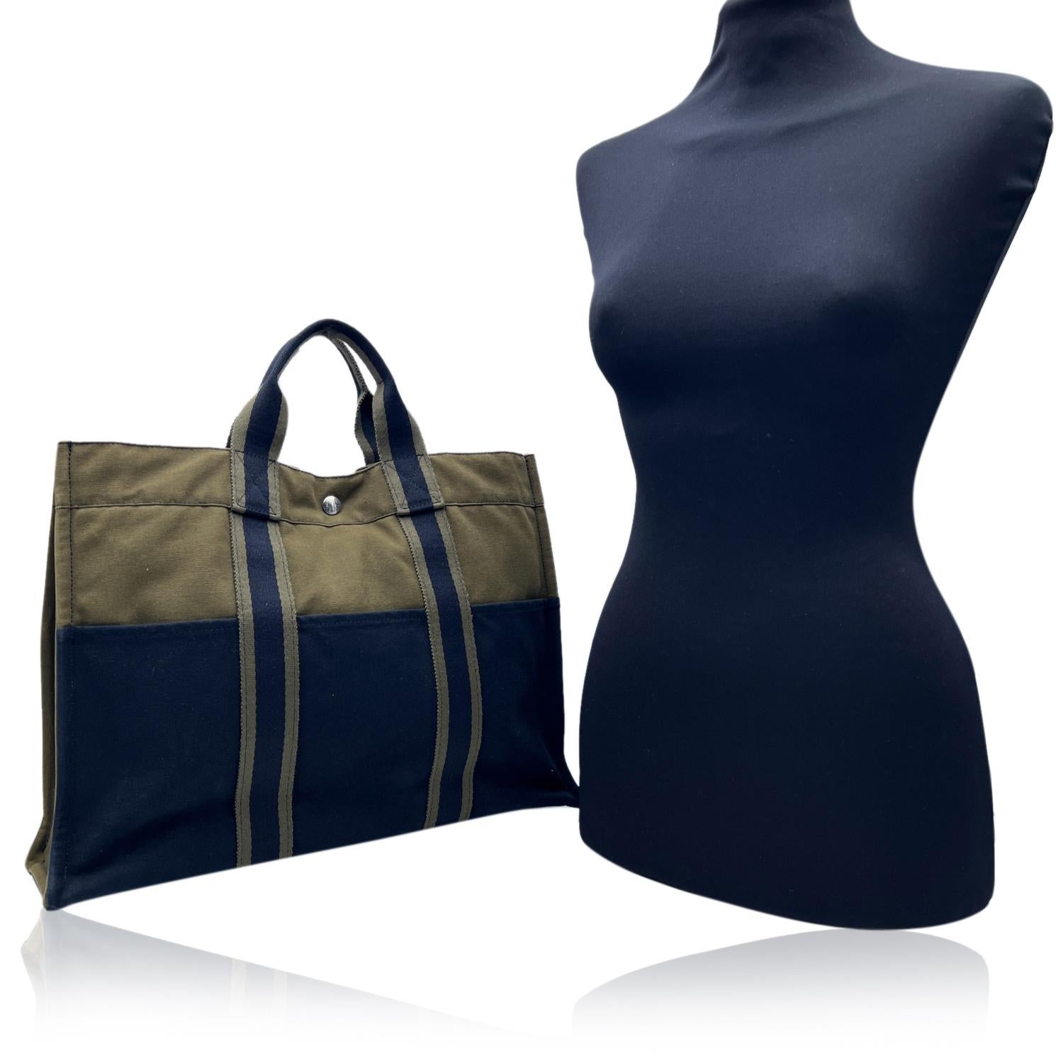 Hermes Paris Vintage blaue Canvas-Tasche aus Baumwolle, Fourre Tout MM. Hergestellt in Frankreich. Grün gestreift. 100% Baumwolle. 3 Fronttaschen auf der Vorderseite und 3 Taschen auf der Rückseite. Es hat an beiden Enden Druckknöpfe zur