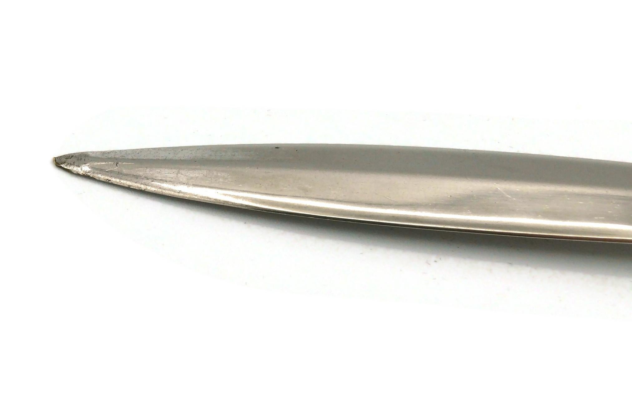 HERMES vintage rare silver tone metal paper knife featuring an iconic gold tone buckle detail.

Embossed HERMES Paris.

Indicative measurements : length approx. 15.7 cm (6.18 inches) / max. width approx. 1.6 cm (0.63 inch).

Material : Silver tone