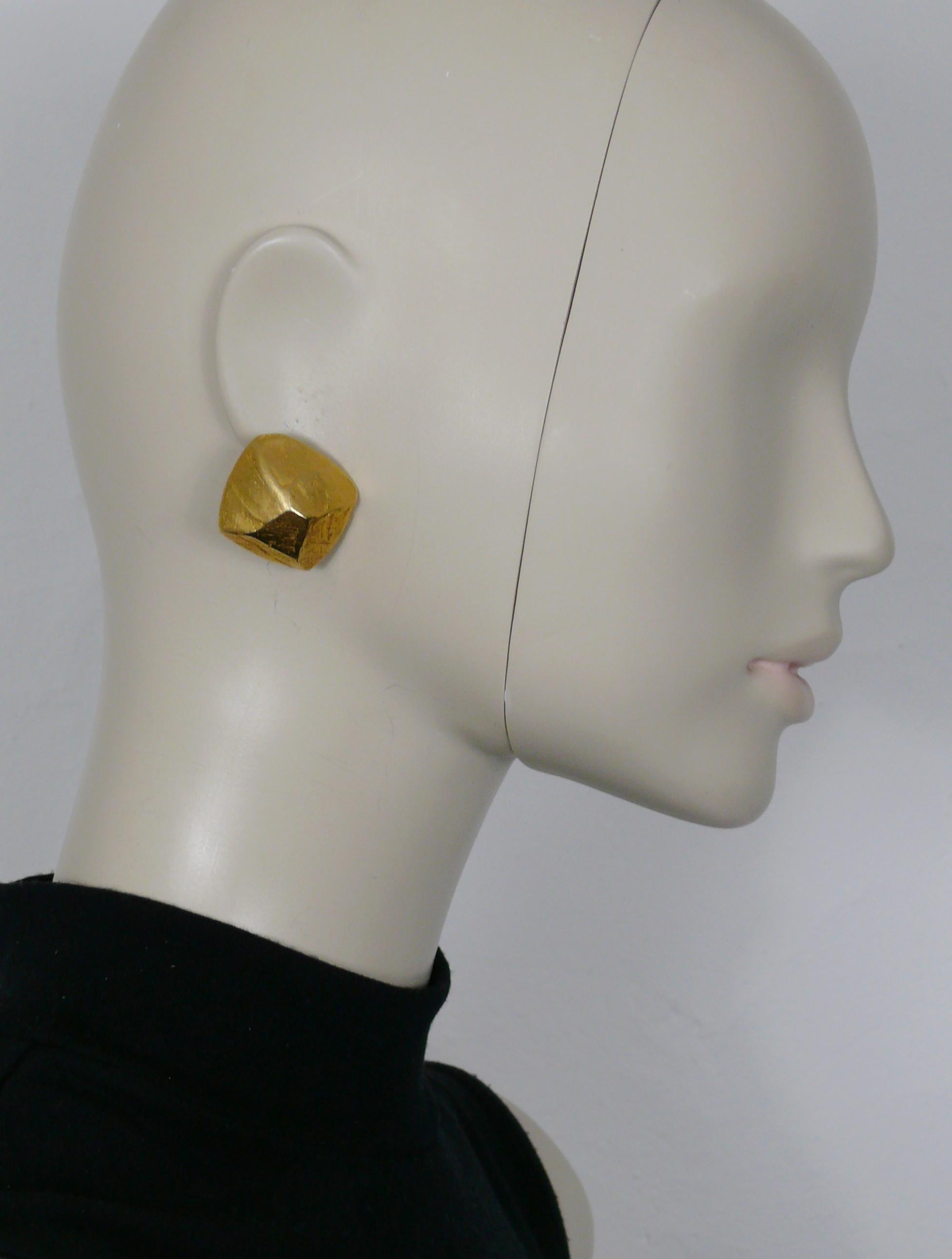 Boucles d'oreilles HERMES vintage en or, avec un motif de pépite texturé en 3 dimensions.

Embossé HERMES PARIS Bijouterie Fantaisie.

Mesures indicatives : hauteur maximale d'environ 2,5 cm (0,98 pouce) / largeur maximale d'environ 2,7 cm (1,06