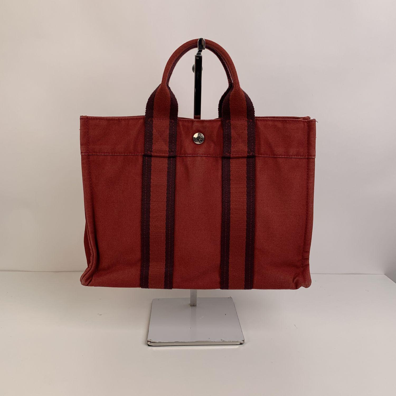 - Model: 'HERMES FOURRE TOUT - PM' Tote handbag
- Made in France
- Color: red
- Material: 100% cotton
- It has snaps on both ends for expansion
- Durable canvas handles, perfect for casual and everyday use.
- Open top with middle snap closure