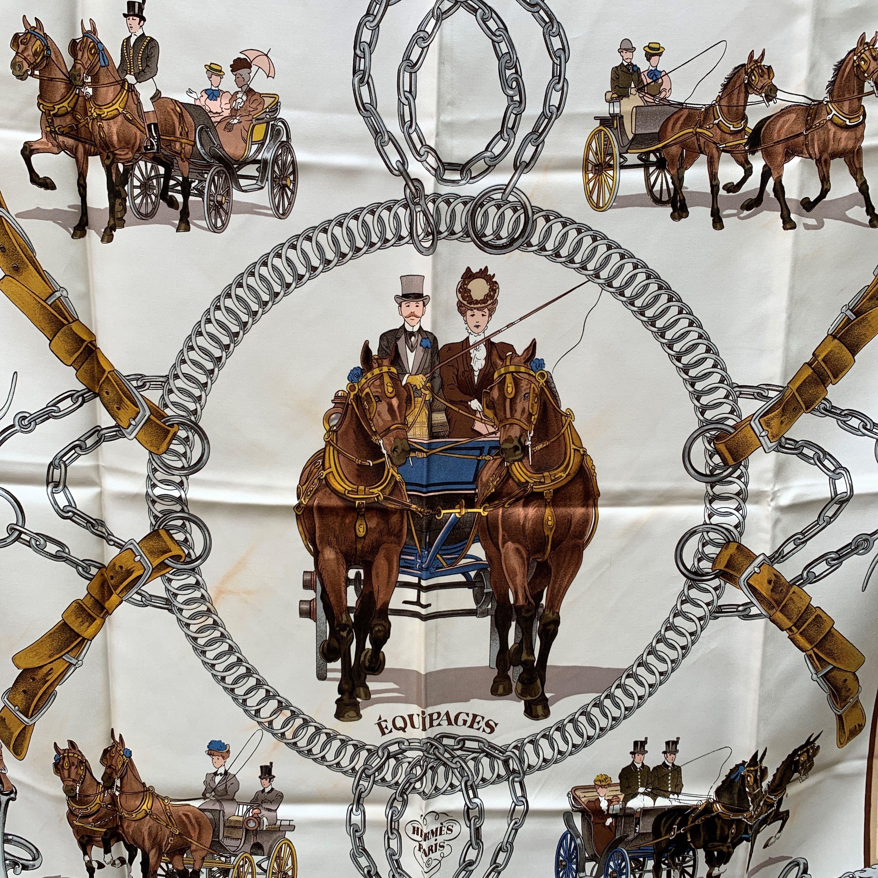 Foulard en soie Hermes Paris Vintage 'Equipages'. Il représente des scènes d'attelage de chevaux. Artistics :Philippe LeDoux. Première édition : 1973. Bordure marron clair avec ourlet roulé à la main. Fabrice / Matière : 100% Soie Détails MATERIAL :