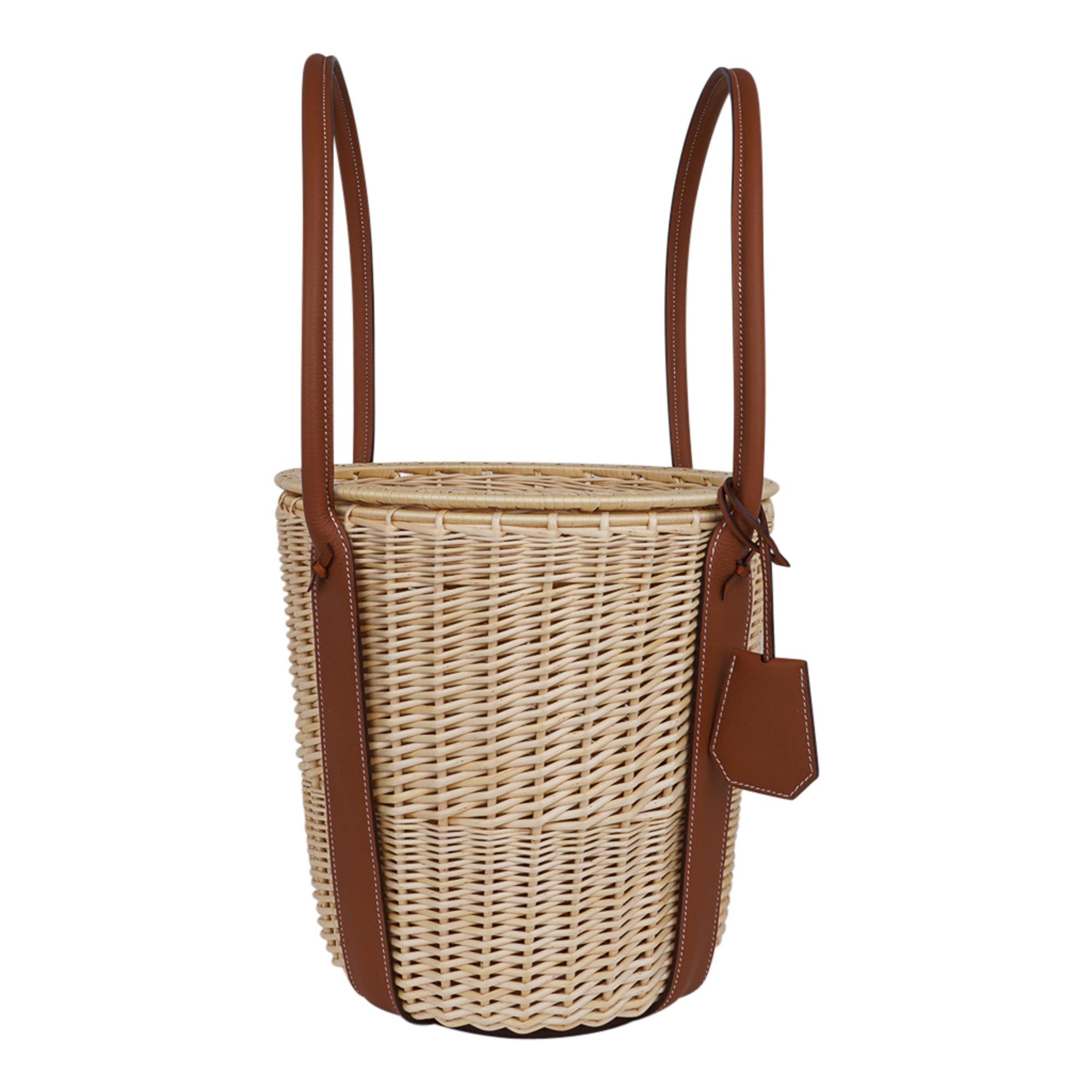 Mightychic offers a guaranteed authentic limited edition Hermes Park Picnic Basket for a most delightful outing with a dash of luxury.
Hand braided wicker ( Osier ) accentuated with smooth Taurillon leather.
Open to reveal a set of 8 fresh, pretty