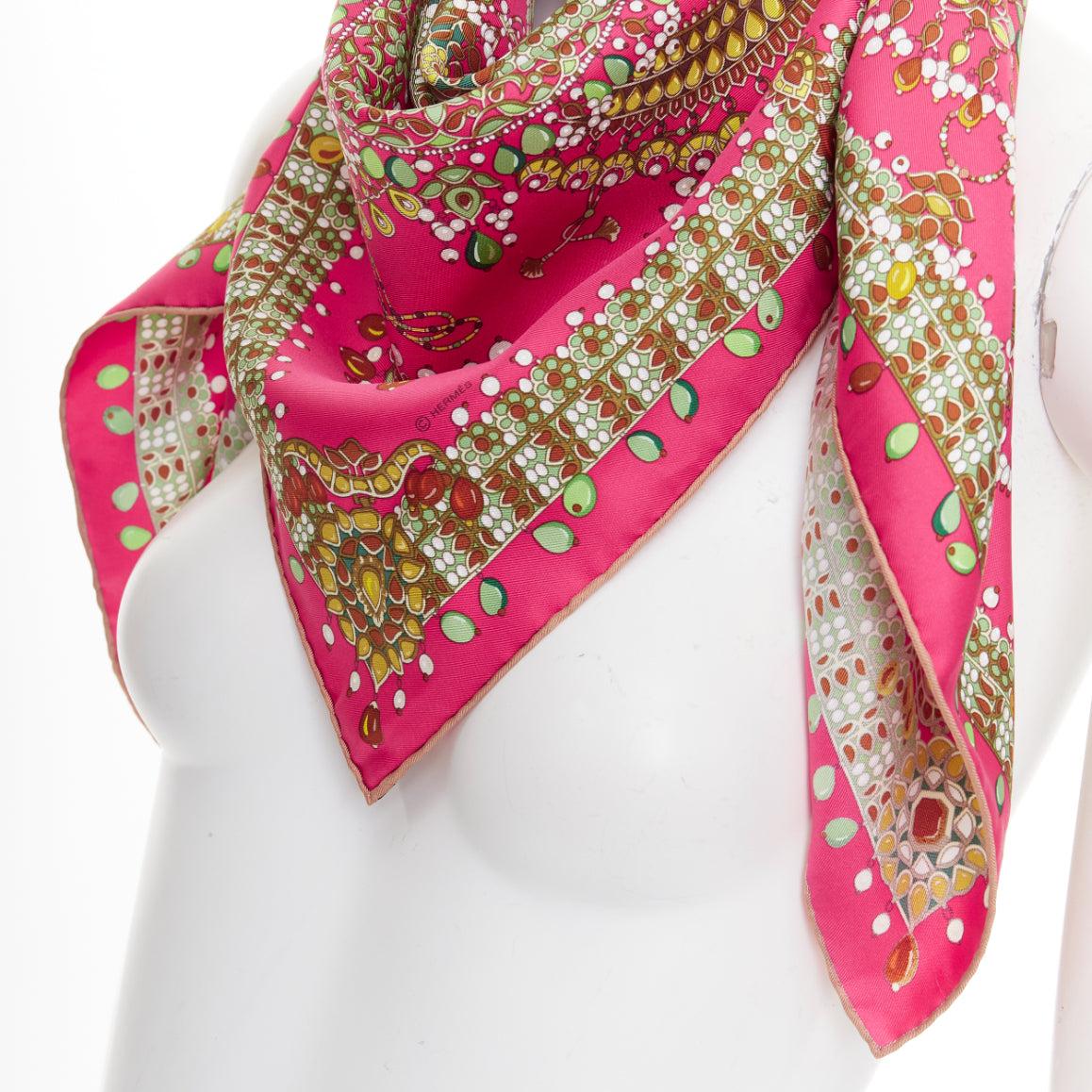 HERMES Parures des Jewell rose vert 100% soie imprimé bijou 90cm en vente 2