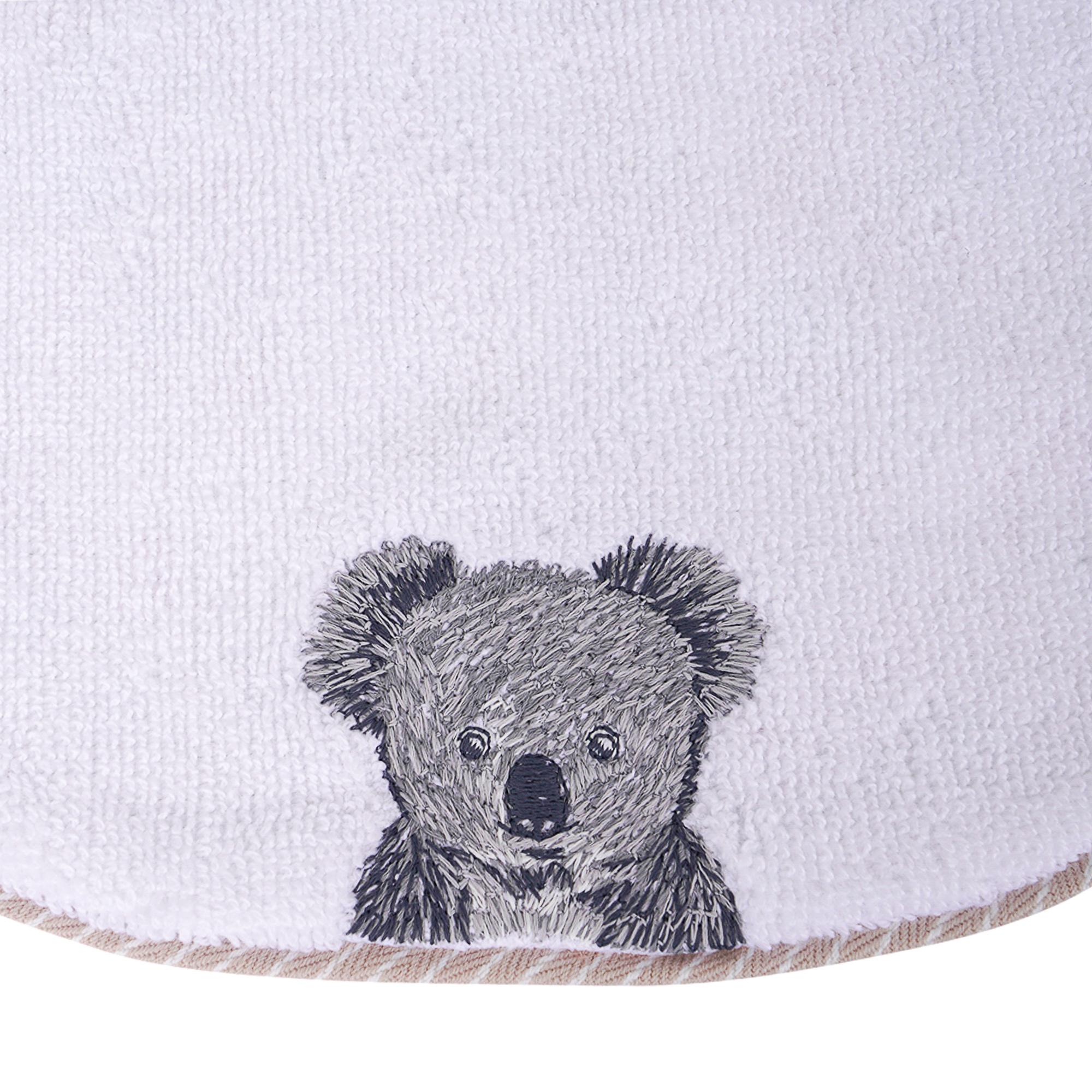 Mightychic offers an Hermes Passe-Passe Round Bib featured in Natural.
This charming bib has an embroidered Koala bear on front.
The rear  is white cotton with splashes of pretty colours.
Lovely gift idea.
Please see the matching washcloth