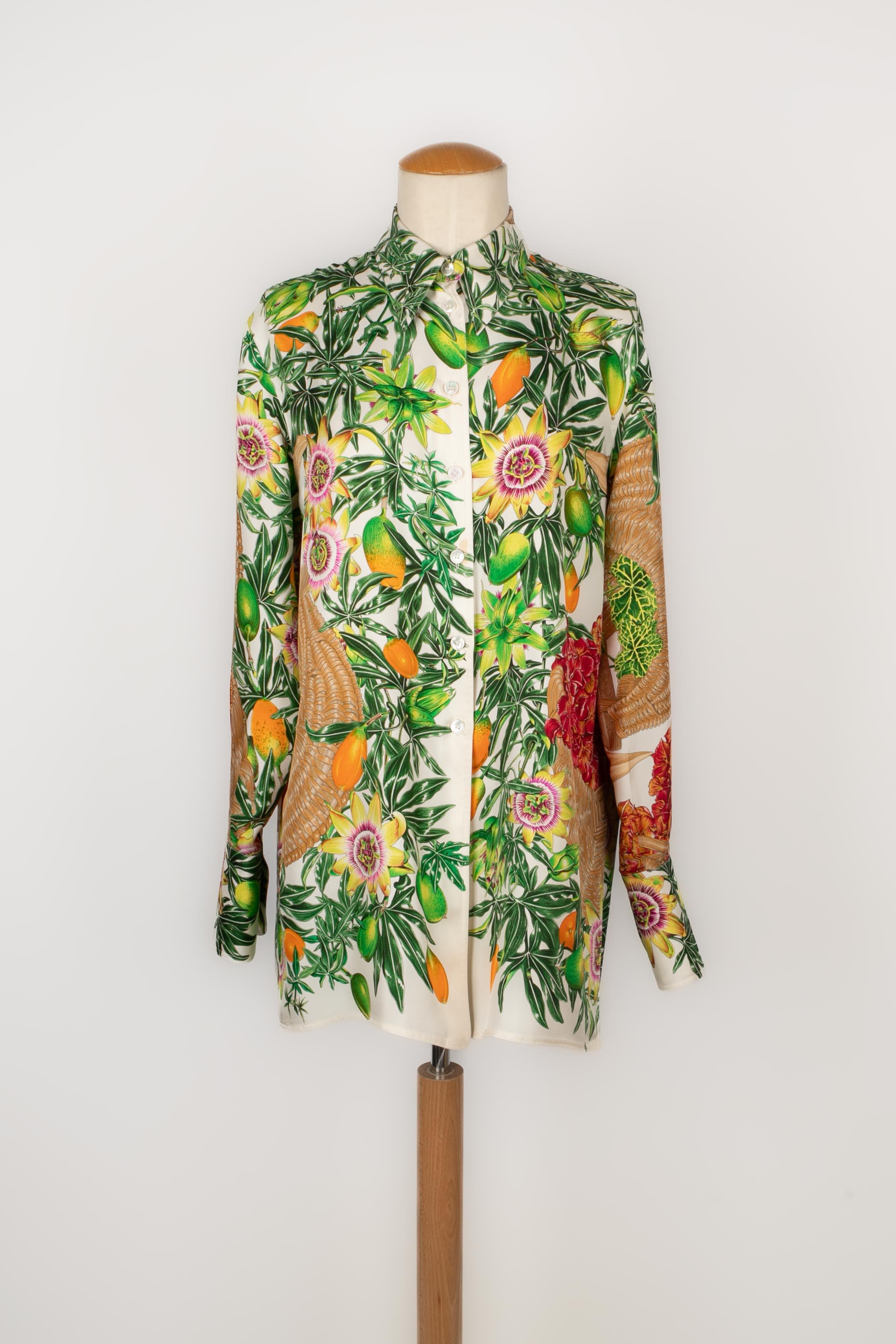 HERMÈS - (Made in France) Silk shirt, Passiflores theme designed by Valérie Dawlat-Dumoulin, published in 1996. Size indicated 38FR. Presence of a stain near the buttonhole.

Condition:
Good condition

Dimensions :
Shoulder width: 41 cm - Chest: 53