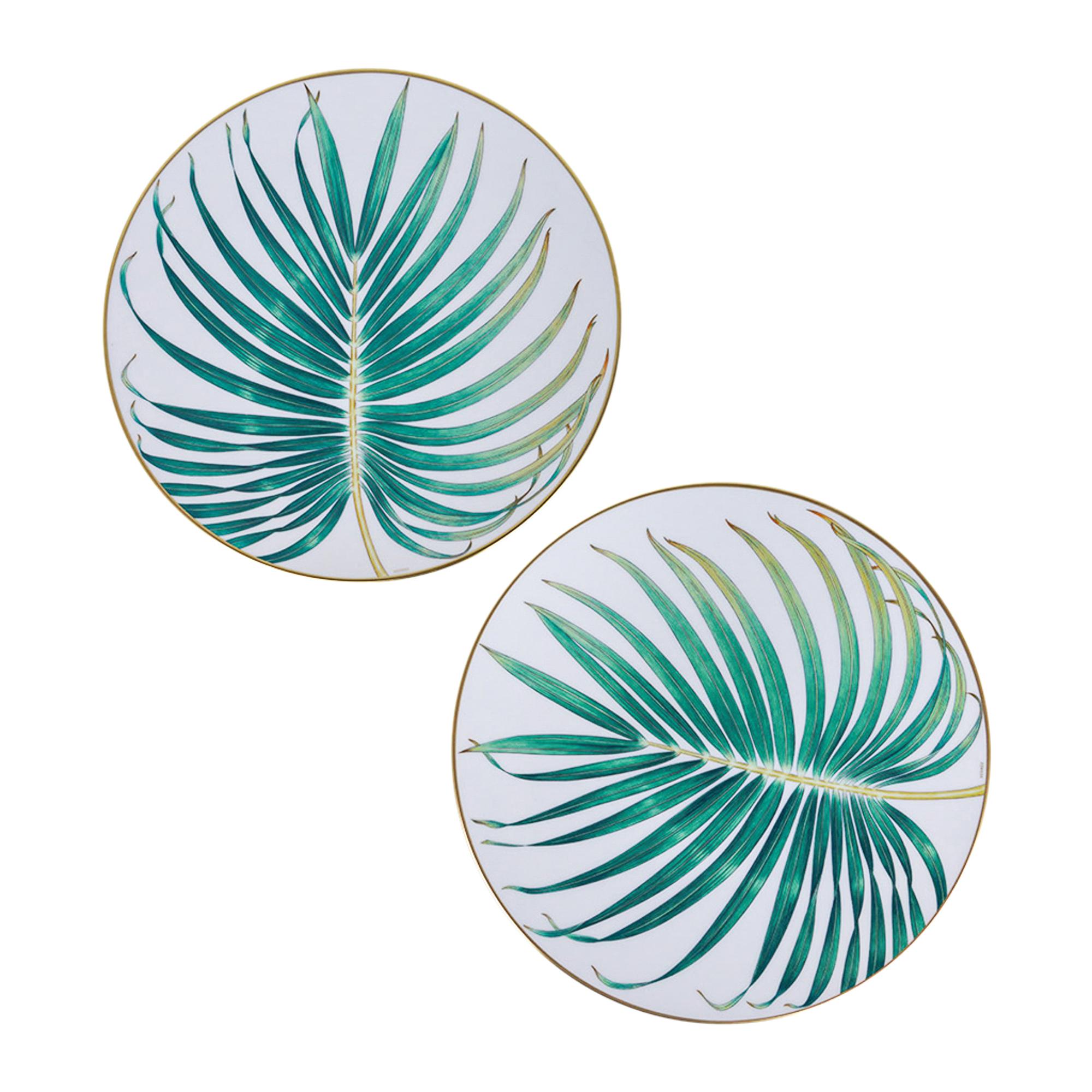 Mightychic offers a set of two (2) Hermes Dinner Plates #2 featured in the classic Hermes Passifolia pattern.
A beautiful hommage to the peace and power of flora.
Decorated using Chromolithography.
Hand-painted 24K gold trim.
Beautiful dinner plate