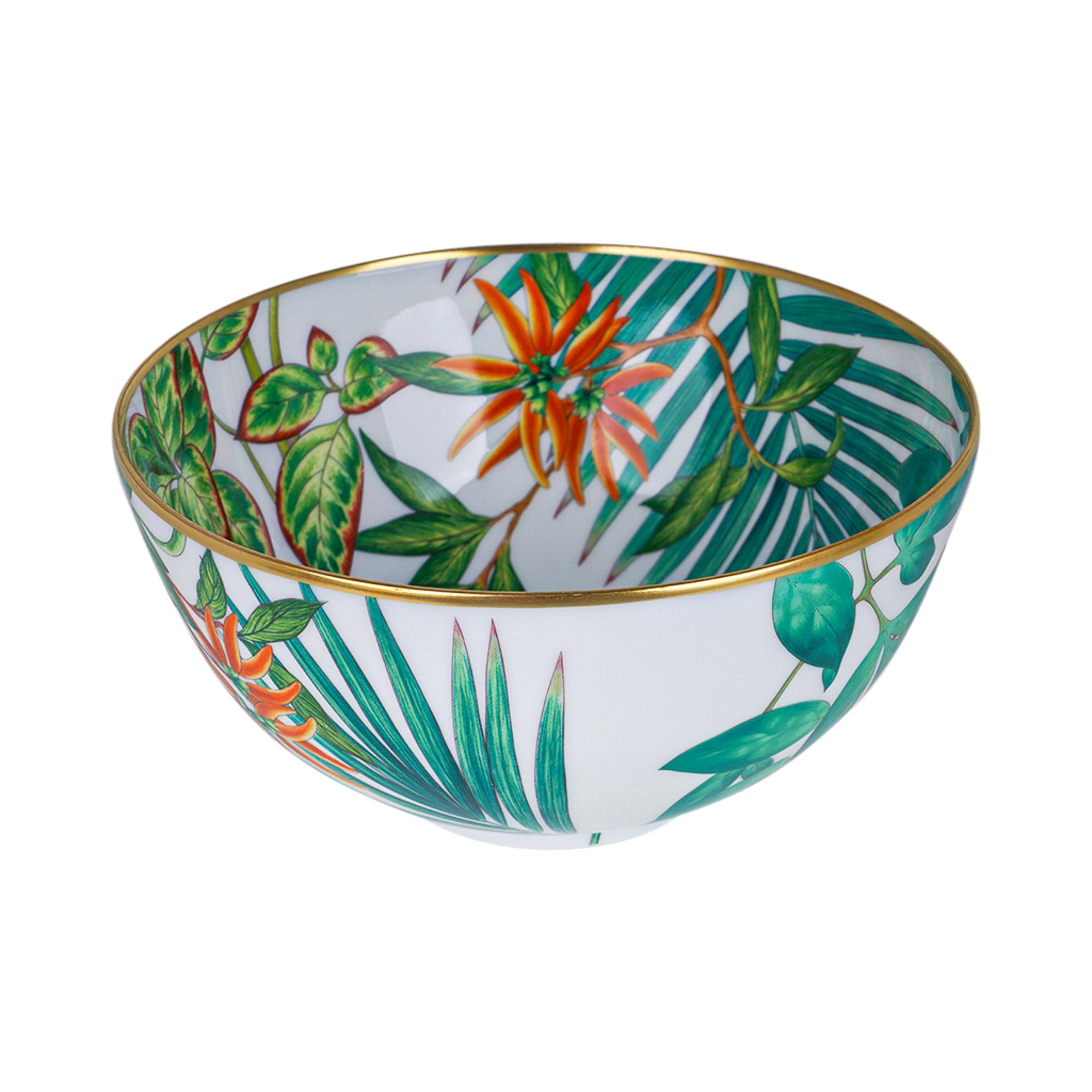Mightychic offers an  Hermes Large Salad Bowl featured in the classic Hermes Passifolia pattern.
A beautiful hommage to the peace and power of flora.
Decorated using Chromolithography.
Hand-painted 24K gold trim.
Beautiful salad bowl to use with the