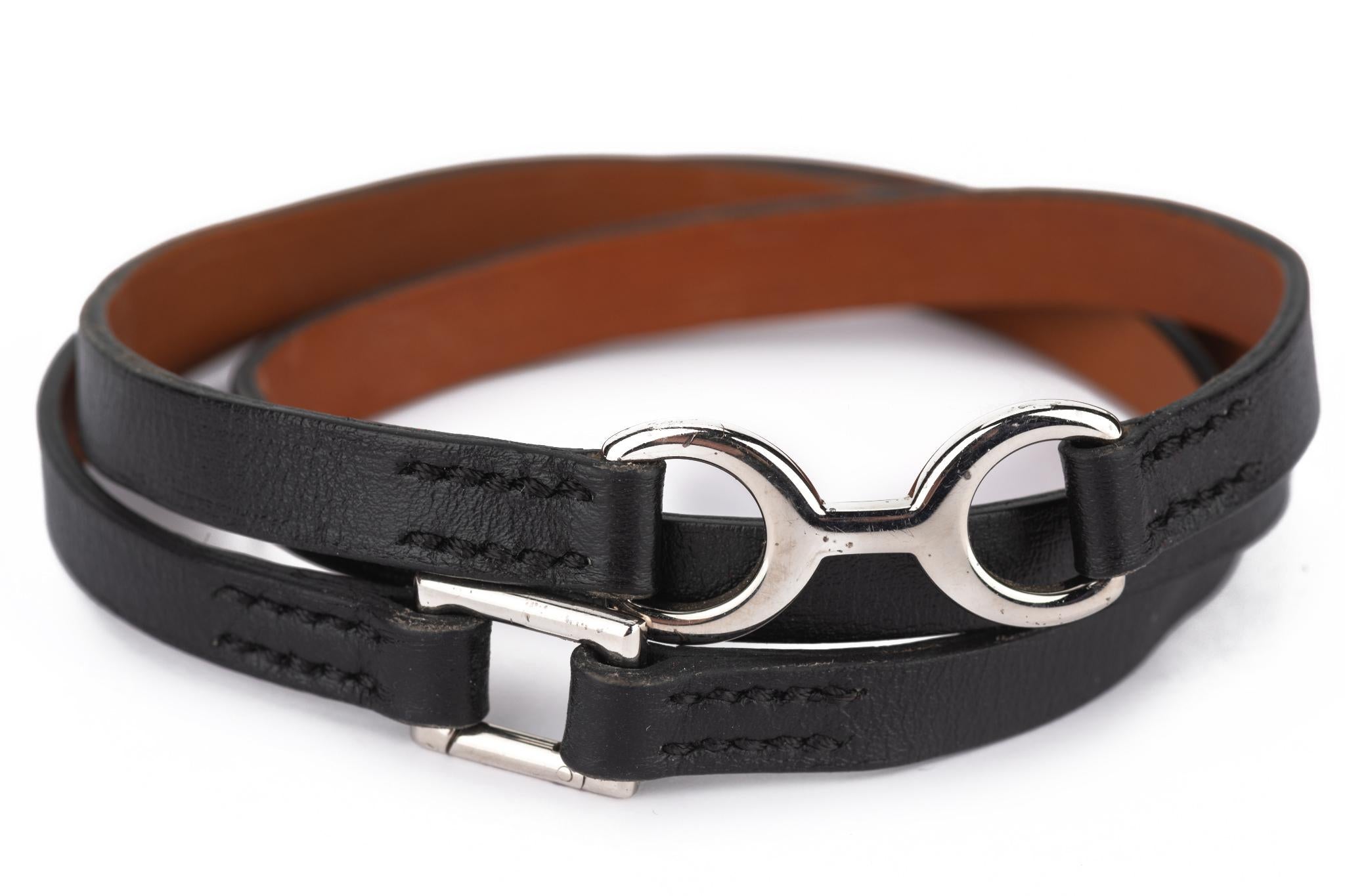 Le bracelet Pavane Tour D Cou d'Hermès, en cuir noir et boucle en palladium, accessoirisera à merveille votre prochaine tenue, du jour au soir. Livré avec sa boîte d'origine.
