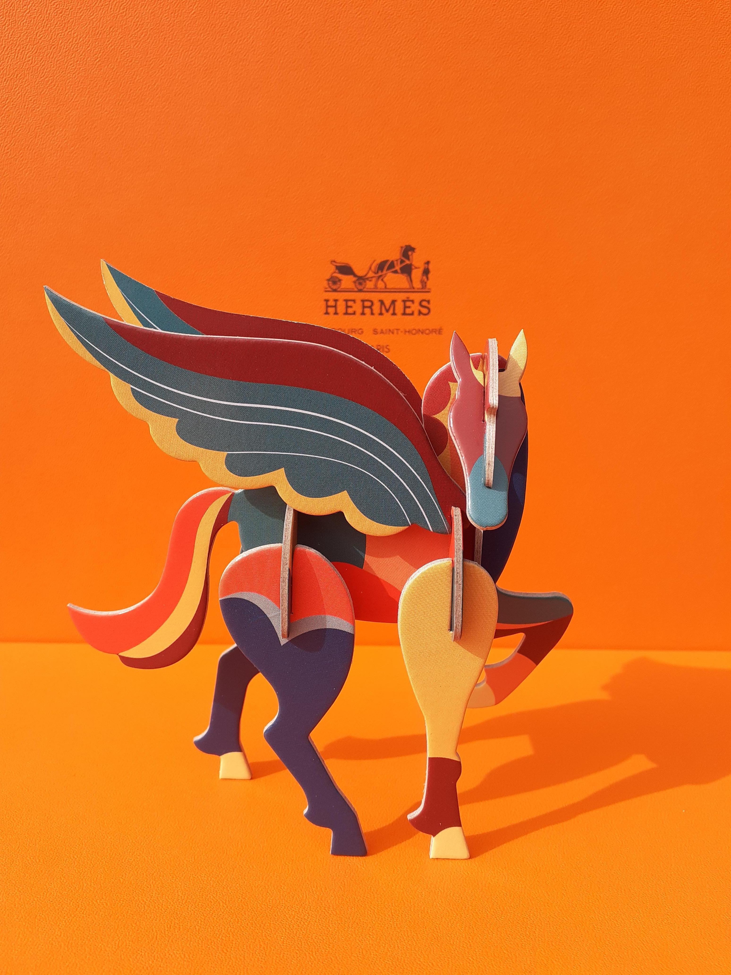 Super Cute Authentic Hermès Pegasus

Composed of 11 pieces of cardboard to assemble

A blue string will allow to suspend it

The assembly instructions are inside the packaging

Colorways: Blue, Orange, Yellow, Green, Burgundy

Measurements (around):