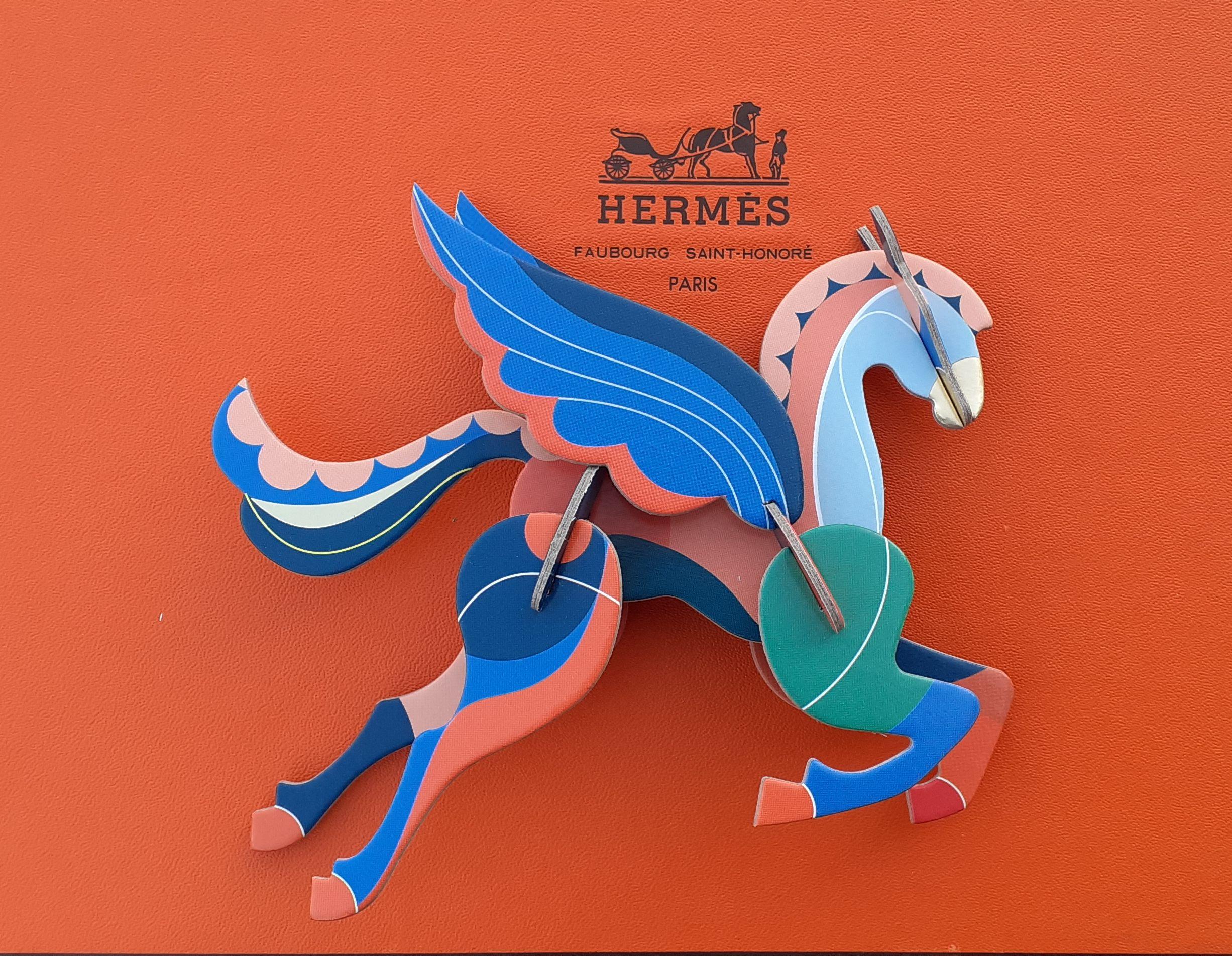 Super mignon Hermès Pegasus authentique

Composé de 10 pièces de carton à assembler

Une ficelle permettra de le suspendre

Les instructions de montage se trouvent à l'intérieur de l'emballage

Coloris : Bleu, rose, vert, doré

Dimensions (autour) :