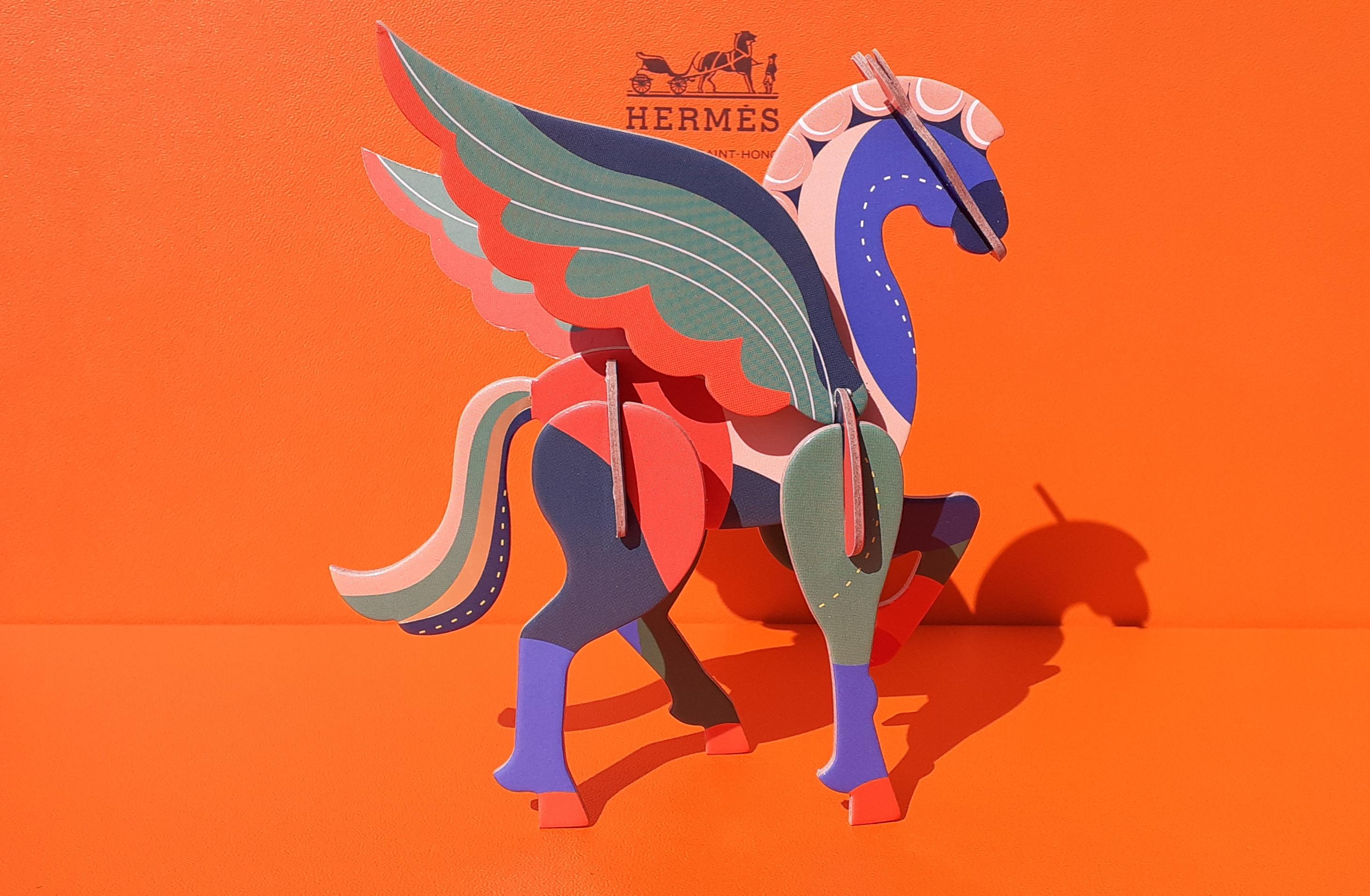 Super Cute Authentic Hermès Pegasus

Composed of 11 pieces of cardboard to assemble

A string will allow to suspend it

The assembly instructions are inside the packaging

Colorways: Pink, Blue, Green, and some golden in the tail !

Measurements