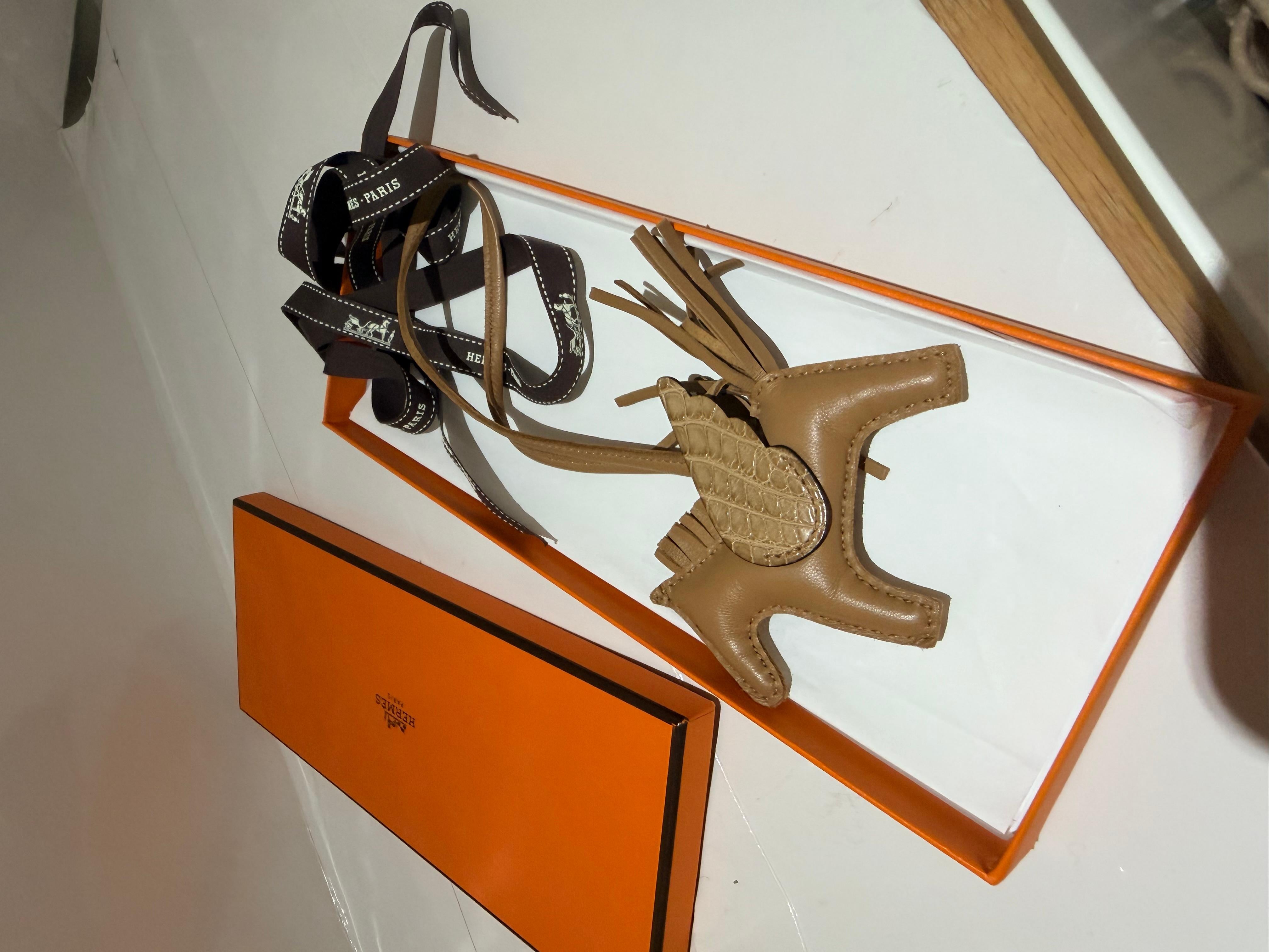 Hermes Pegasus Rodeo touch Alligator charm in gold color. 

Material :Agneau/Matt alligator crocodile skin
Measurements :(W)8.0×(H)7.0cm
Accompanied by the original Hermes :Box and ribbon

