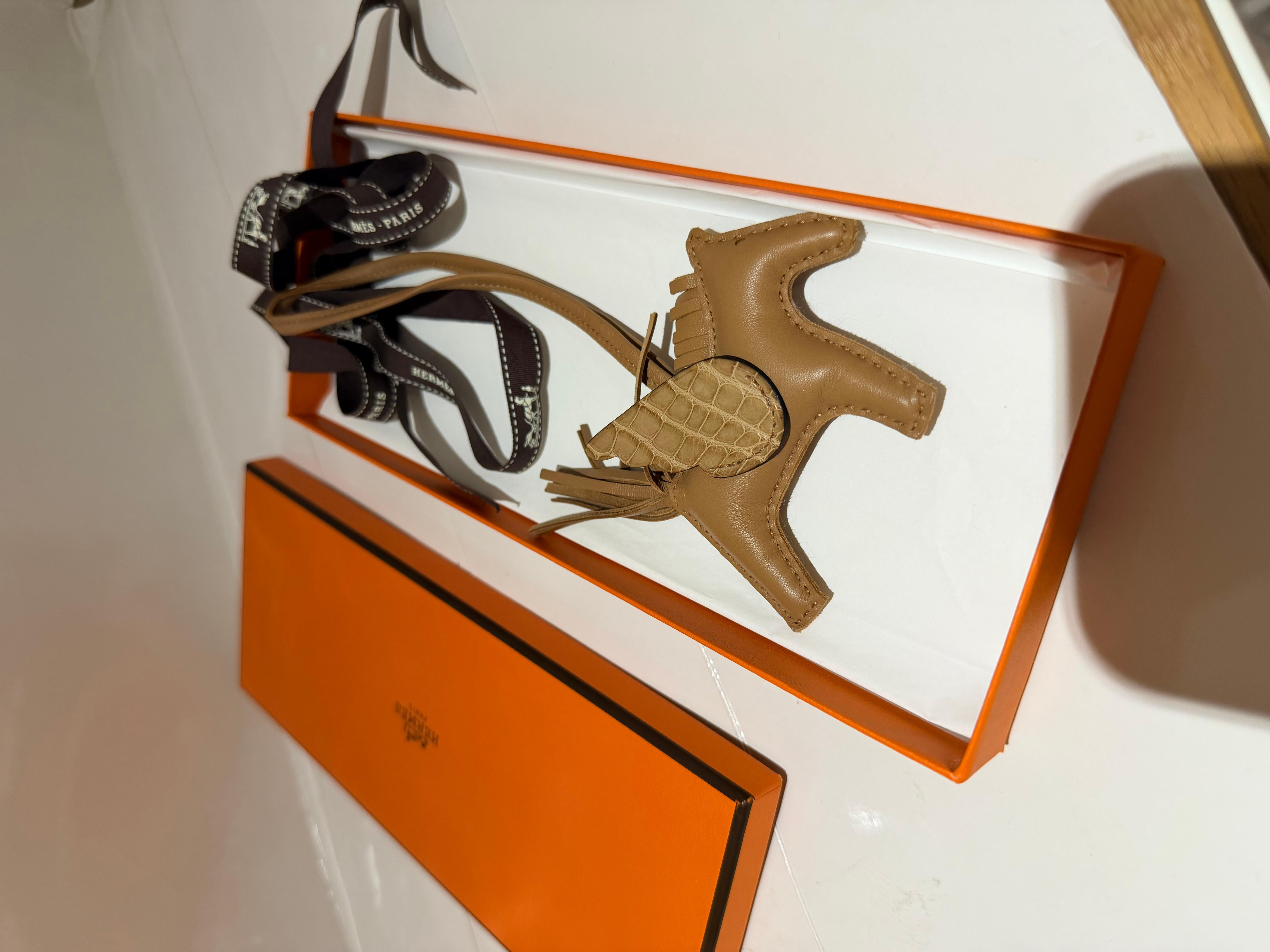 Marron Hermes Pegasus Rodeo touch Alligator charm in gold color en vente