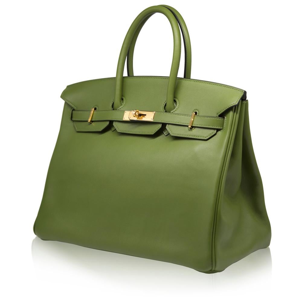 In a rare and vibrant shade of Pelouse Green, this 35cm Birkin bag from Hermès is a true testament to the quality of the house's craftsmanship, exuding timeless style and elegance, perfect for any occasion. It is crafted from a supple Swift leather,