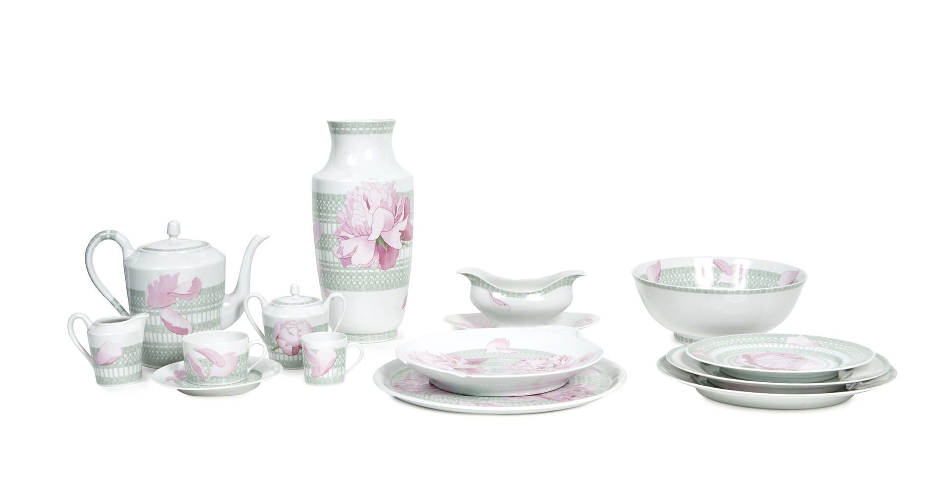 HERMES Part of service PIVOINE

Limoges porcelain

- 12 large dinner plates
- 12 dinner plates,
- 12 dessert plates
- 12 small plates

- A round dish,
- 12 coffee cups with saucers,
- A creamer
- A sugar bowl
- A jug,
- 6 tea cups with