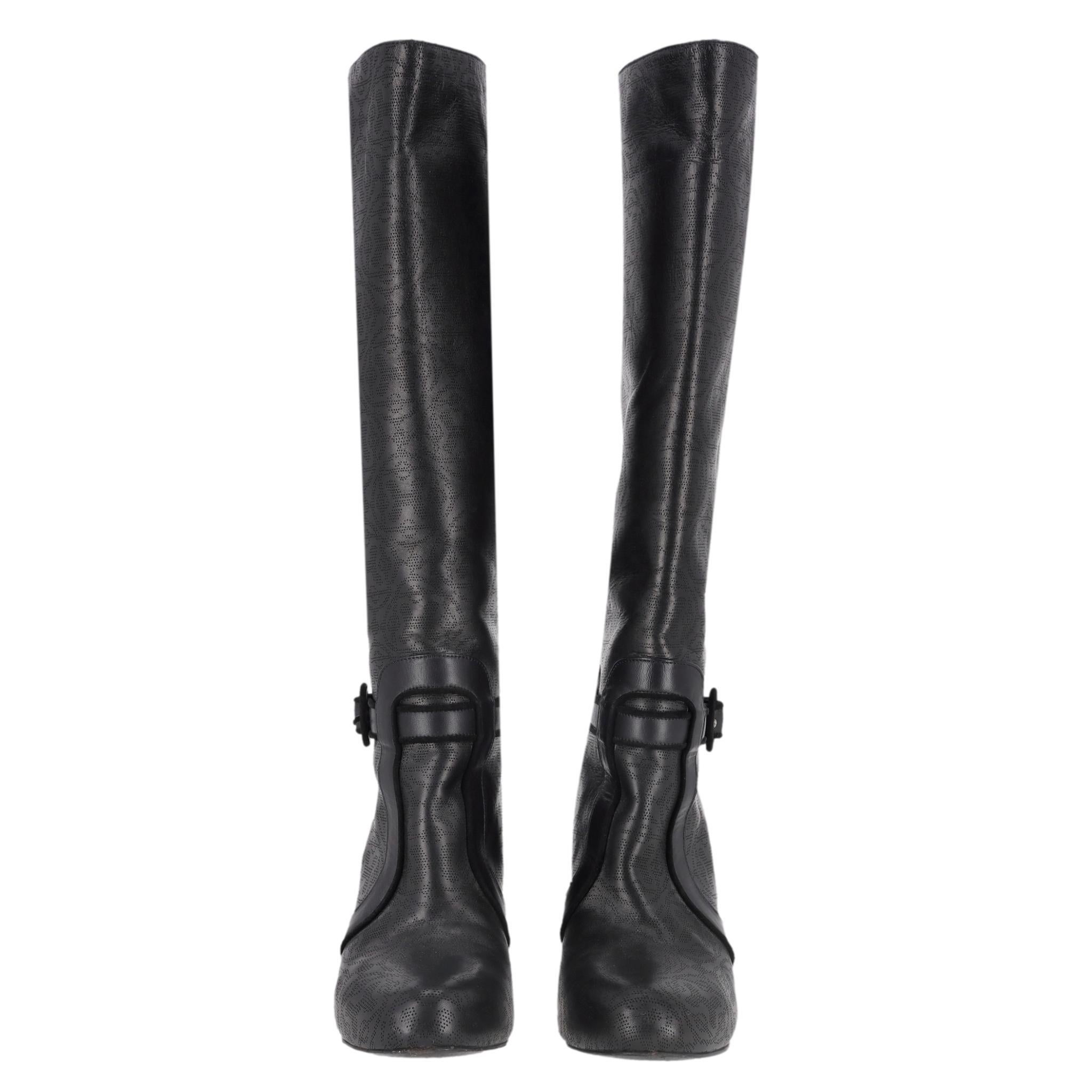 Wir bewundern - Hermes Kniestiefel aus Leder mit H-Muster und Perforation

Schwarze, kniehohe Stiefel aus Leder mit dem charakteristischen, perforierten 