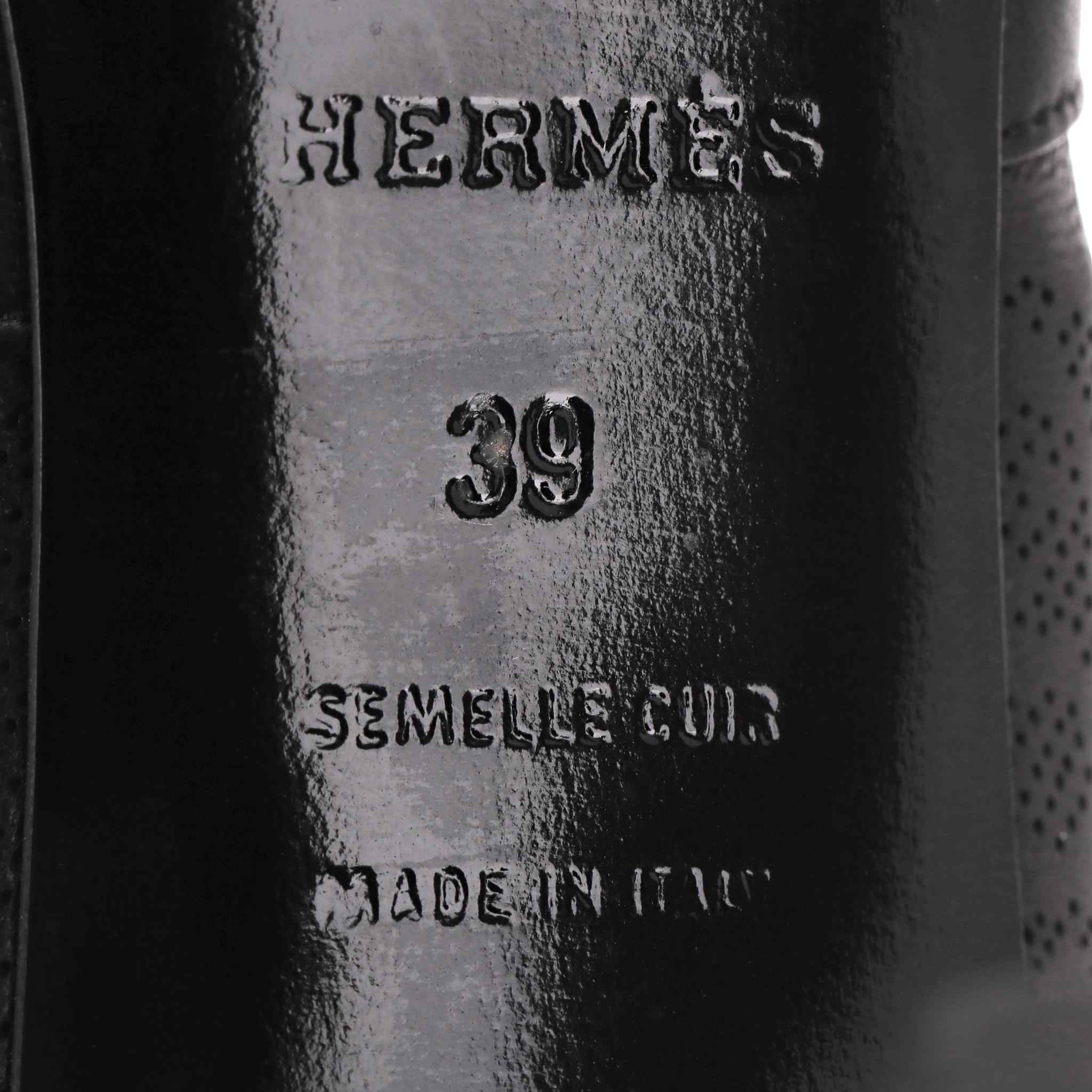 Hermes Kniestiefel aus Leder mit 'H'-Muster und Perforation im Angebot 1