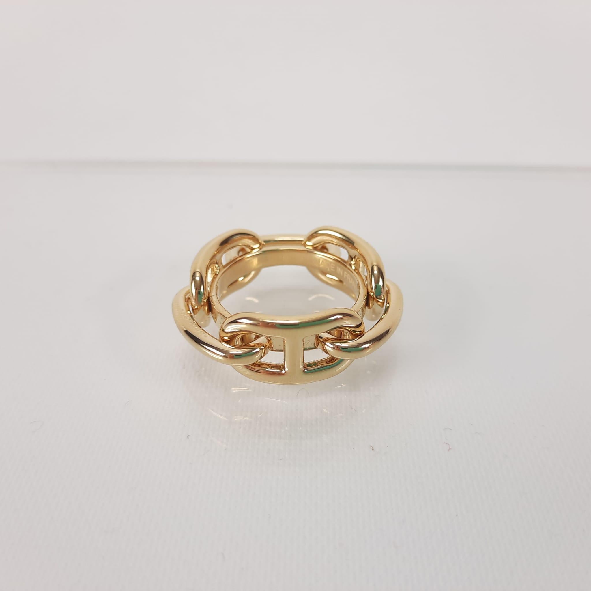 Scarf ring in permabrass.
Try new ways to wear your scarf with this small accessory that glides intuitively on!
Suitable for 90 scarf format.
Made in France
Interior diameter: 20 mm
Exterior diameter: 30 mm
Height: 10 mm
