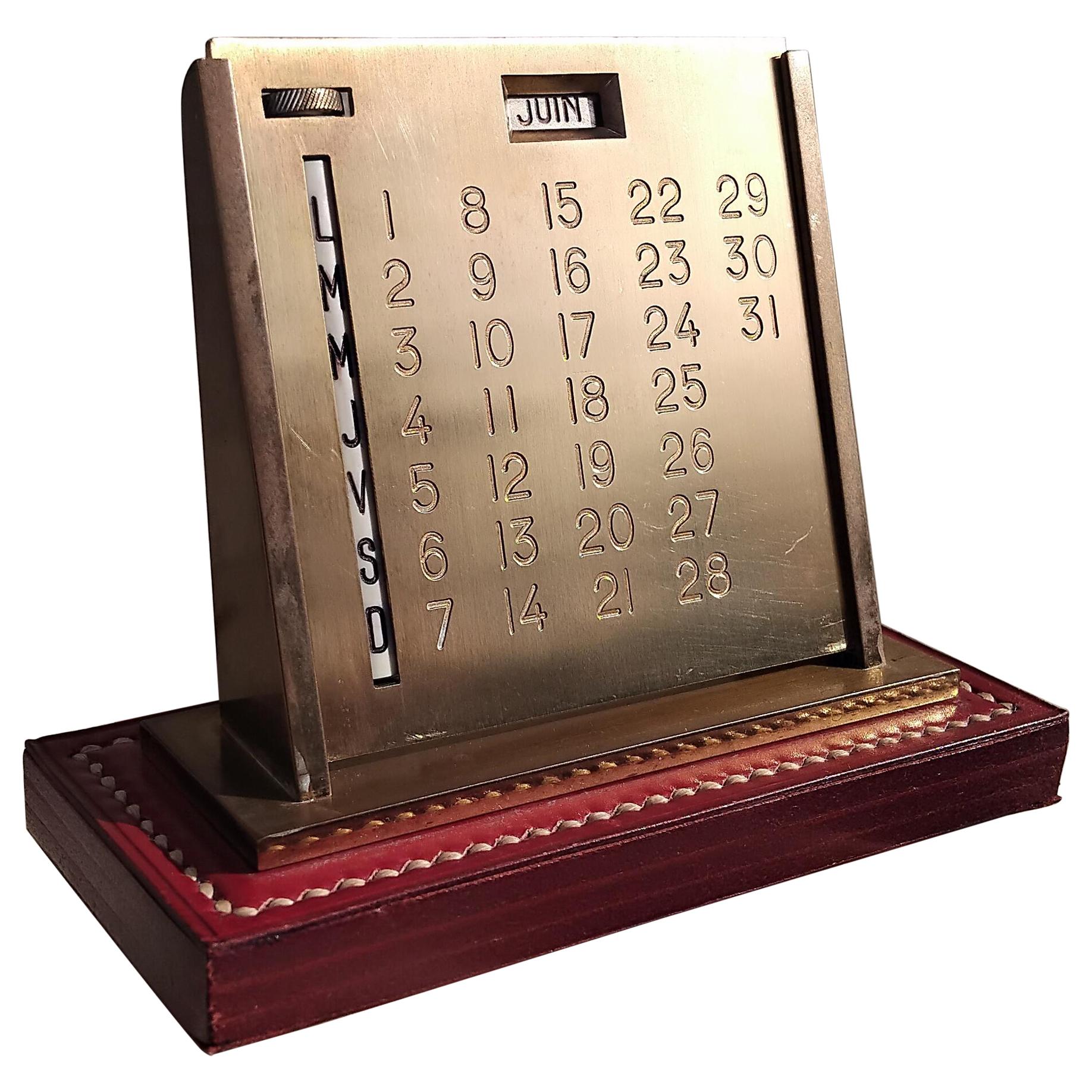 Amazing and Rare Authentic Hermès Vintage Ephemeris

Perpetual calendar thanks to its rotating moving wheels

To update your calendar, choose the month then choose the day corresponding to the 1st of the month on the day wheel.

Made of golden metal