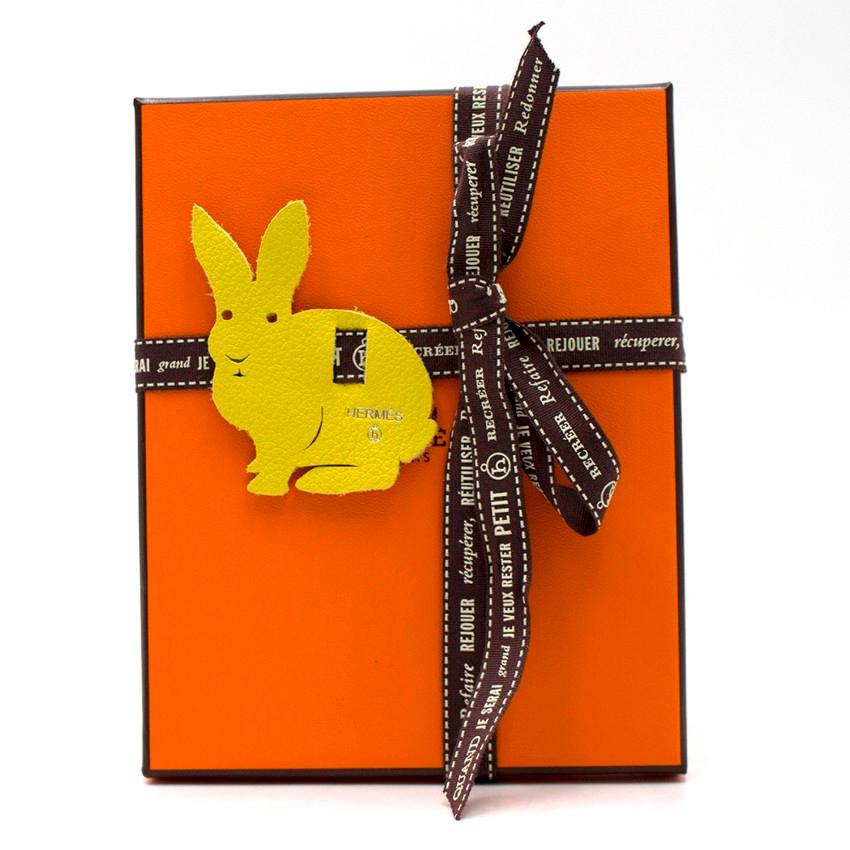 Hermes Petit H Pineapple Bag Charm 

-Pineapple perforated bag charm
-Reversible with one brown and one black side
-Attachable yellow leather charm

Please note, these items are pre-owned and may show signs of being stored even when unworn and