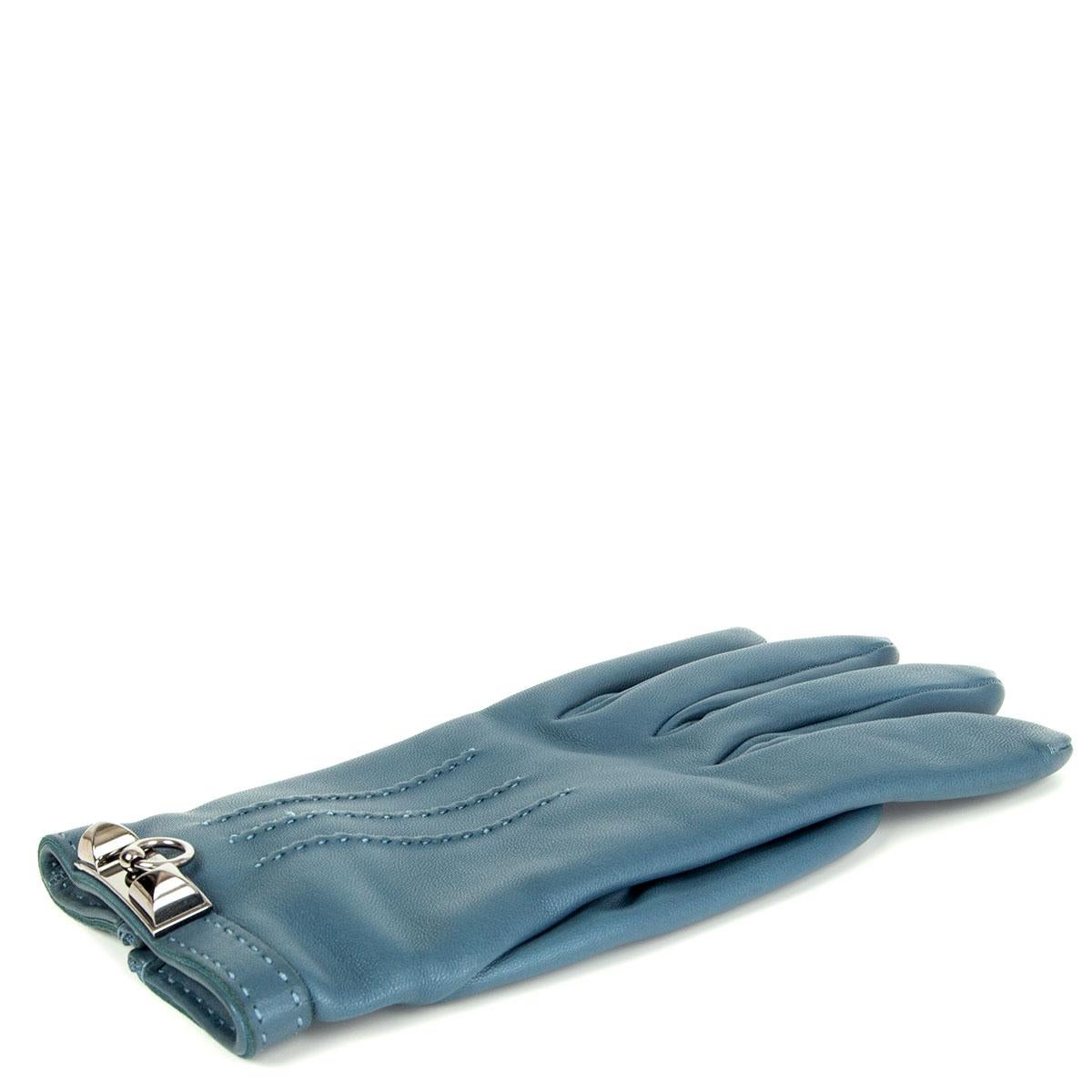 Hermès 'Collier de Chien' gloves in petrol leather with Palladium hardware. Lined in taupe cashmere. Have been worn with a few faint visible scratches on the hardware. Overall in excellent condition. 

Tag Size 8 
Inside Circumference 17cm