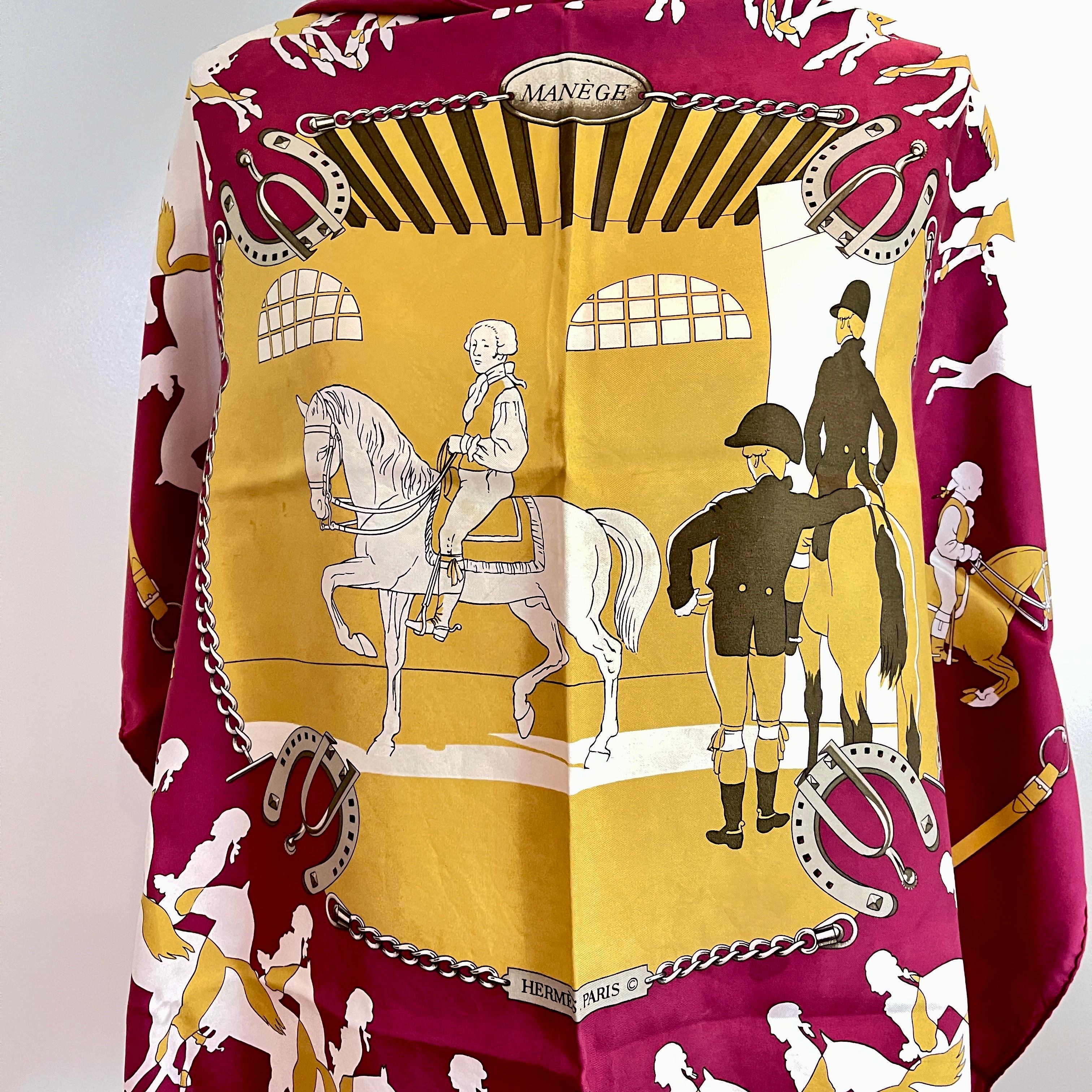 De la casa de moda francesa Hermès, un pañuelo de seda vintage de la línea Manège, hacia 1974.

Diseñado por Philippe Ledoux para Hermès en 1974, se trata de una edición antigua de un clásico, que muestra la firma de copyright