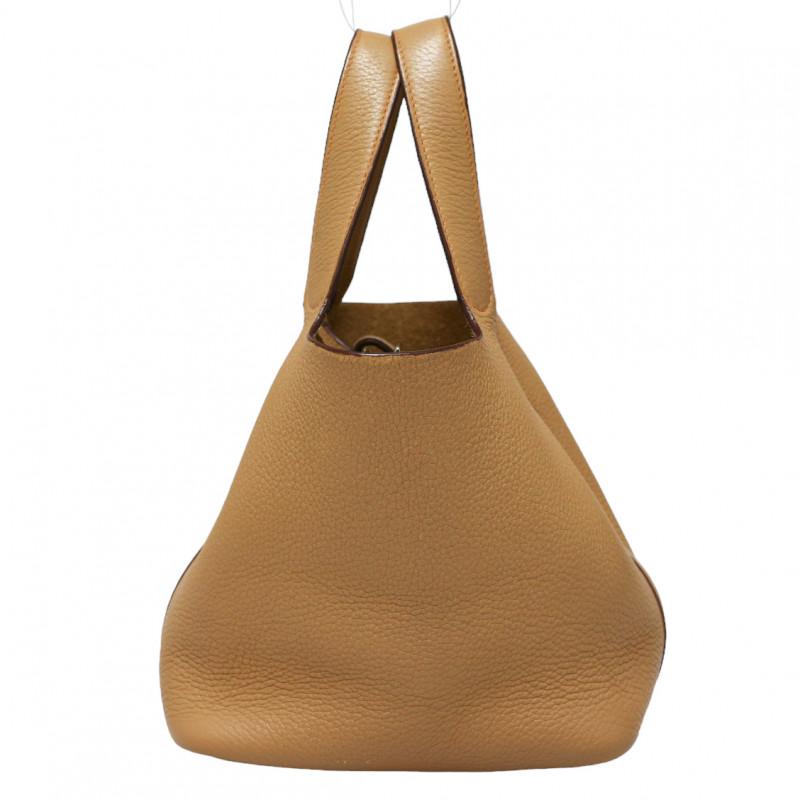 Condition : very good
Made in France
Model : Picotin
Gender : woman
Material : Clémence grained baby bull leather
Lining : unlined
Color : gold
Measurements : 18 x 19 x 13 cm
Handles (x2) : 26 cm
Letter : G in a square
Year : 2003
Hardware