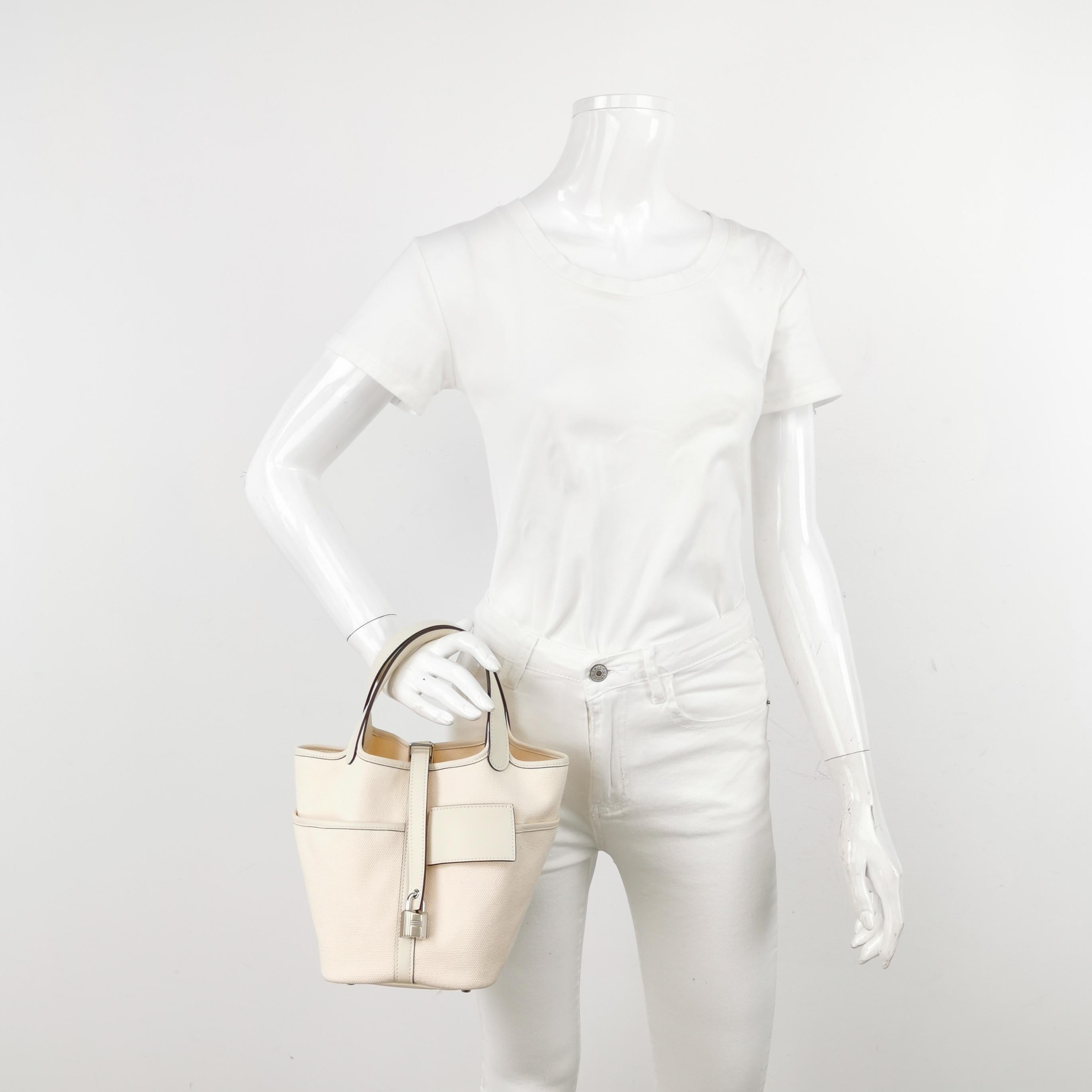 Hermes Picotin 18 Cargo Lock Pocket 18 Cream White Swift in pelle e tela PHW
Queste sono foto professionali della borsa offerta da Luxbags.
La Hermes Picotin è un omaggio al mondo dell'equitazione, ispirato alla forma delle borse da trasporto.