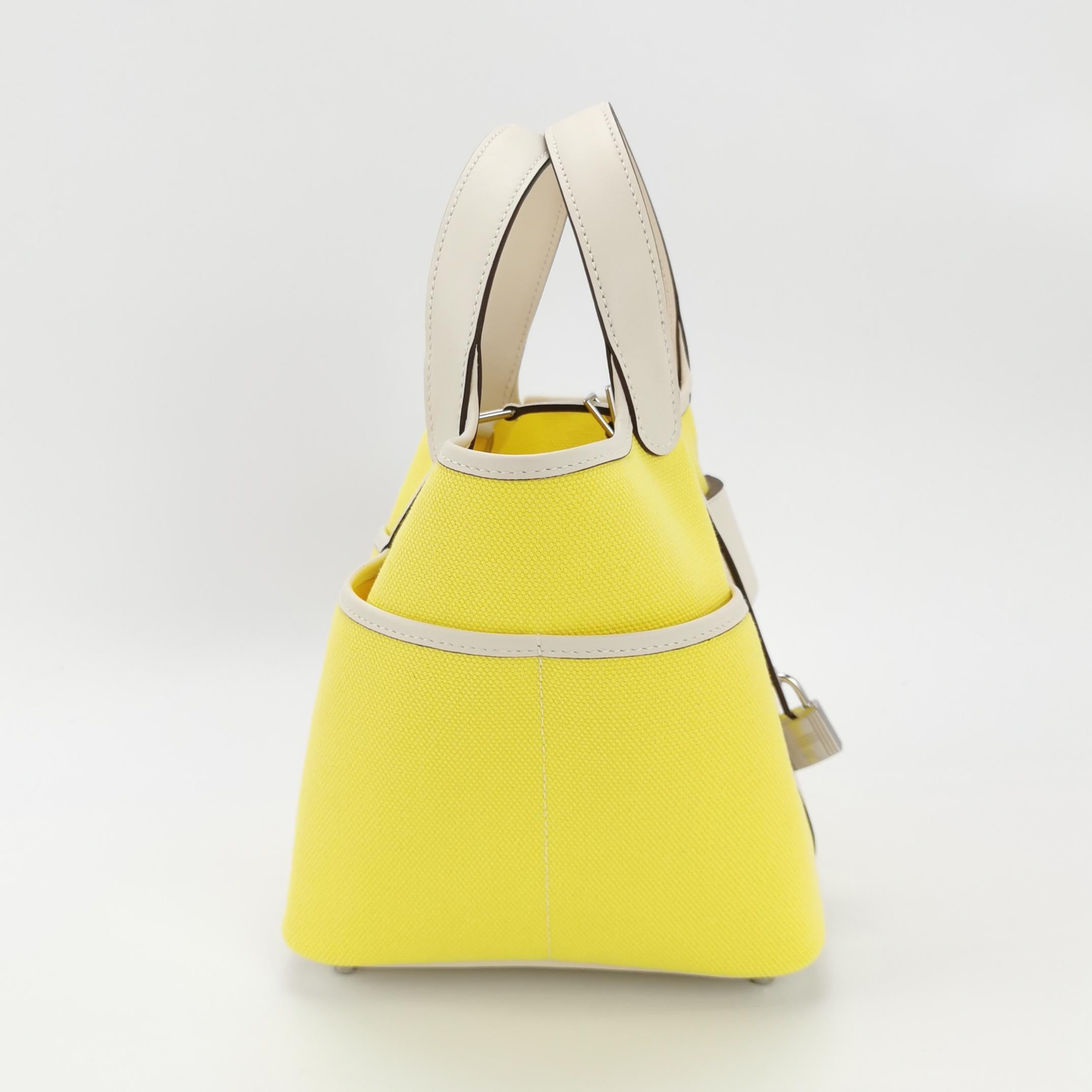 Hermes Picotin 18 Cargo Lock Pocket 18 Lemon Yellow Swift in pelle e tela PHW
Queste sono foto professionali della borsa offerta da Luxbags.
La Hermes Picotin è un omaggio al mondo dell'equitazione, ispirato alla forma delle borse da trasporto.