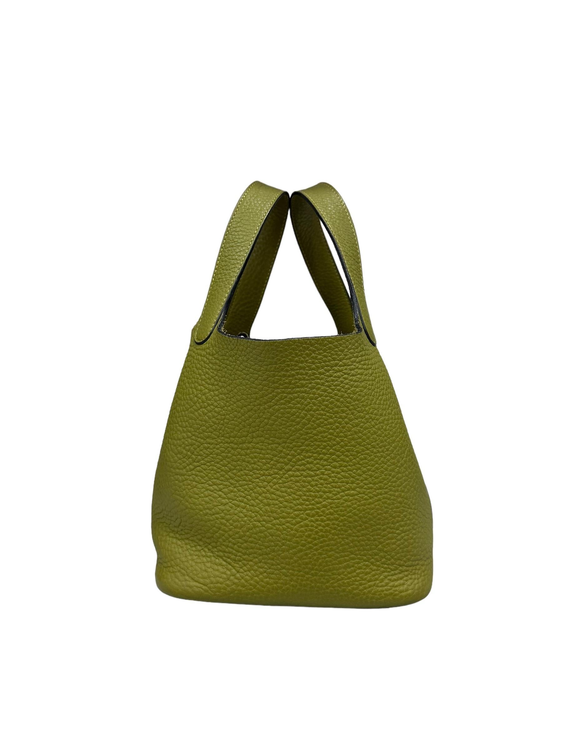 Hermès handbag, Picotin model, size 18, made in Clemence leather, soft and textured to the touch, Vert Anis color with silver hardware. Equipped with a wide opening with a central band in green leather equipped with an interlocking closure. The