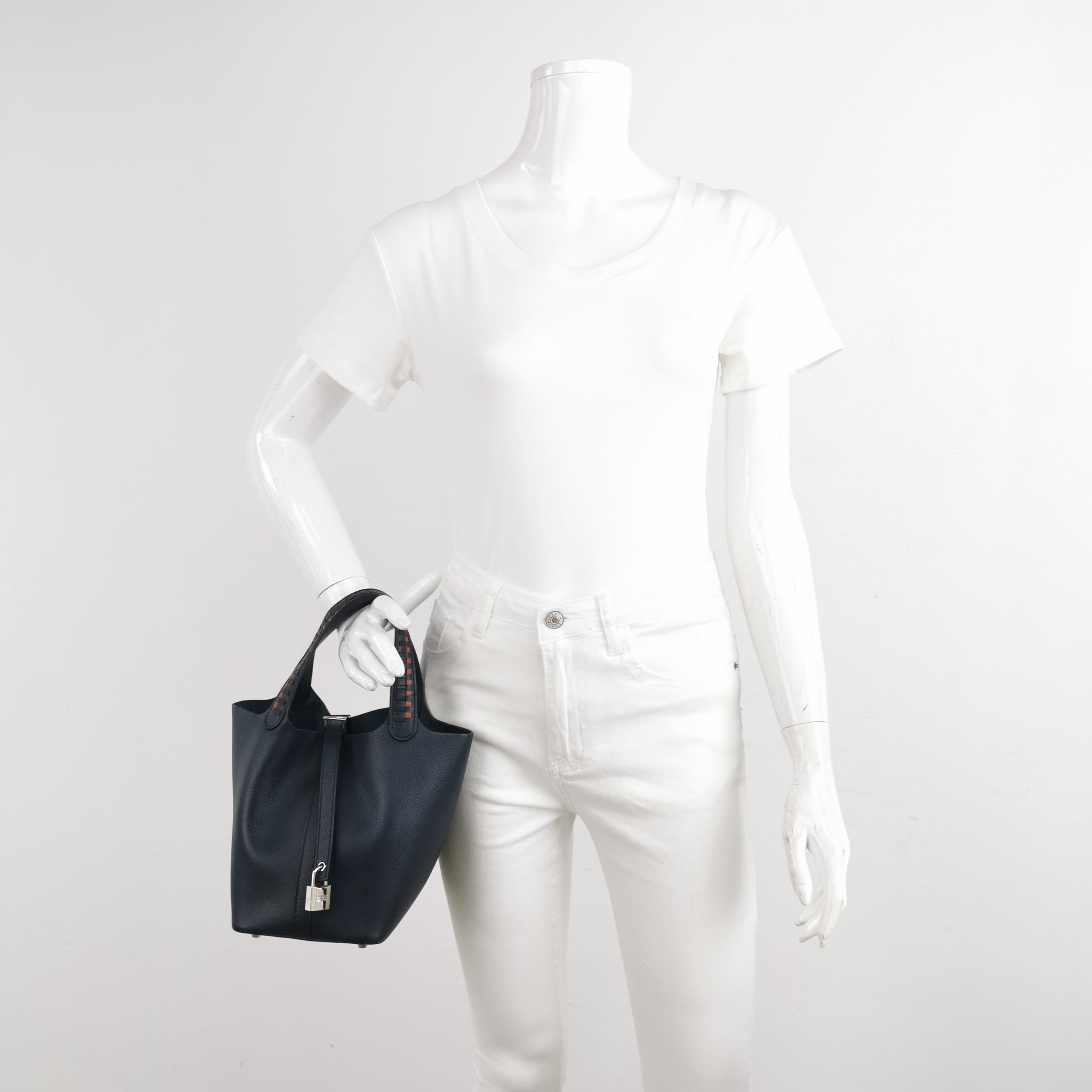 Hermes Picotin 18 Manici Intrecciato Pelle Epsom Midnight Navy PHW
Queste sono foto professionali della borsa offerta da Luxbags.
La Hermes Picotin è un omaggio al mondo dell'equitazione, ispirato alla forma delle borse da trasporto. Questa borsa