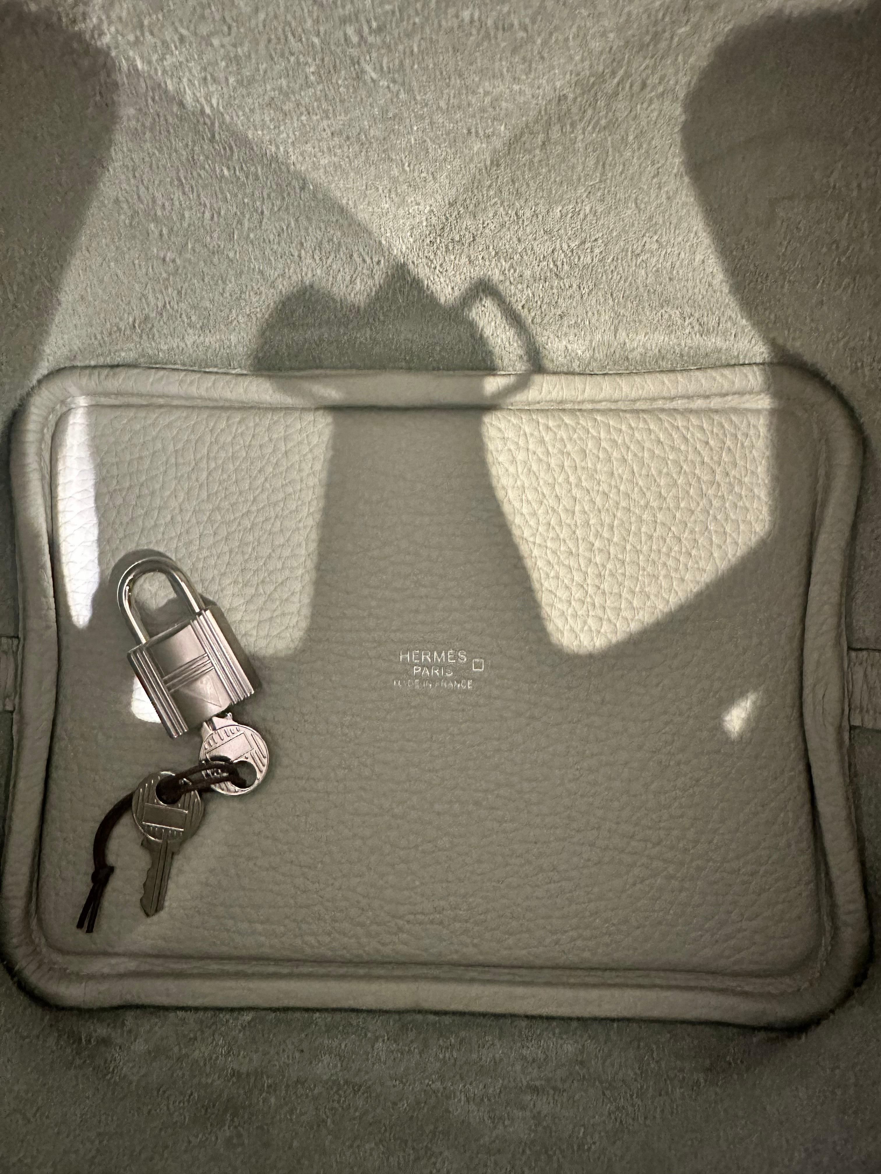 Hermès Picotin 18 Lock in al de gris clemence leather with matte alligator handles and palladium hardware. 

Condition:  excellent, tried on a few times;
Include: alligator leather authentication receipt with serial number, lock, two keys, dust bag