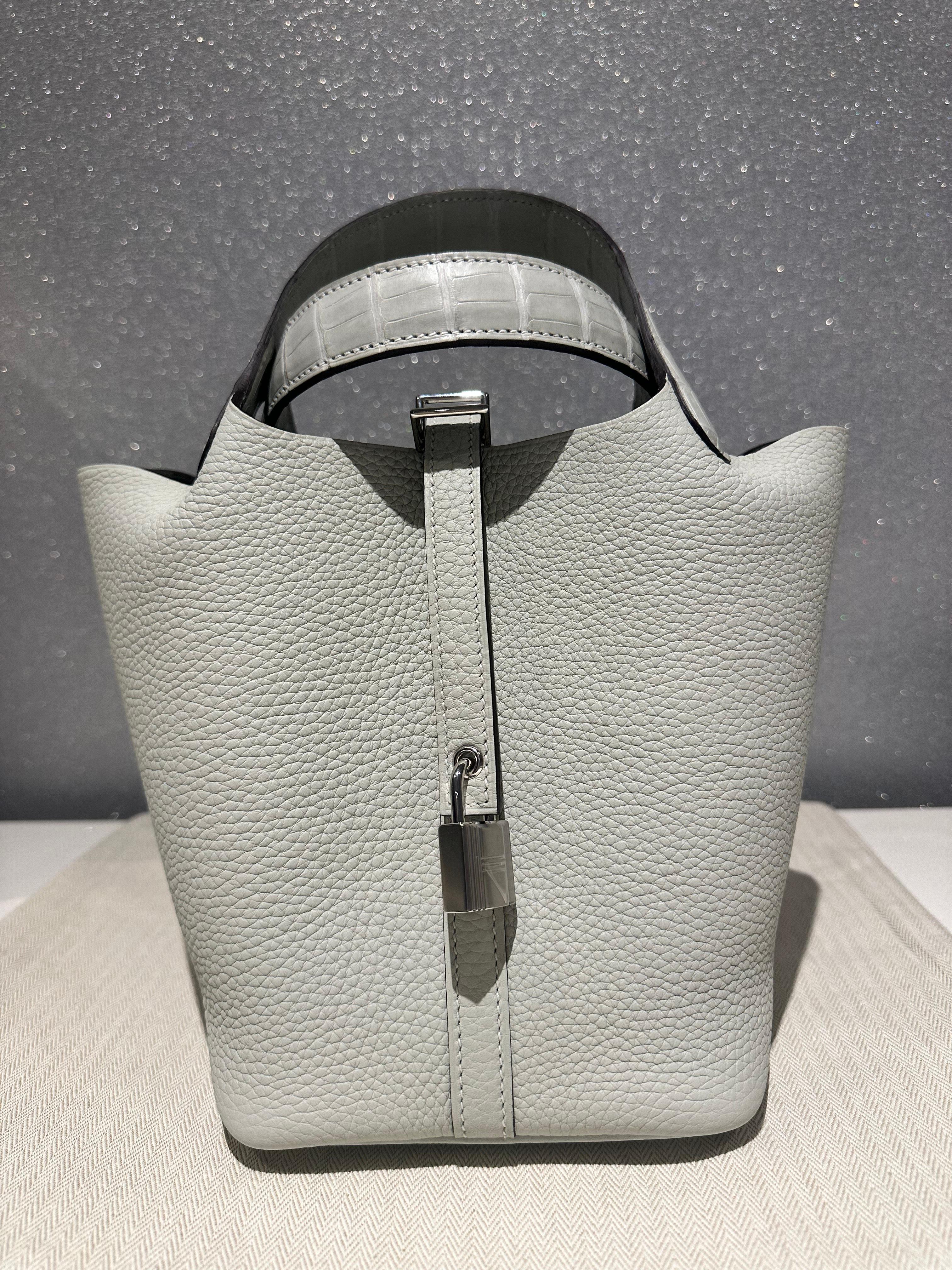 Hermès Picotin 18 Lock in al de gris clemence leather w/ matte alligator handle Neuf - En vente à New York, NY