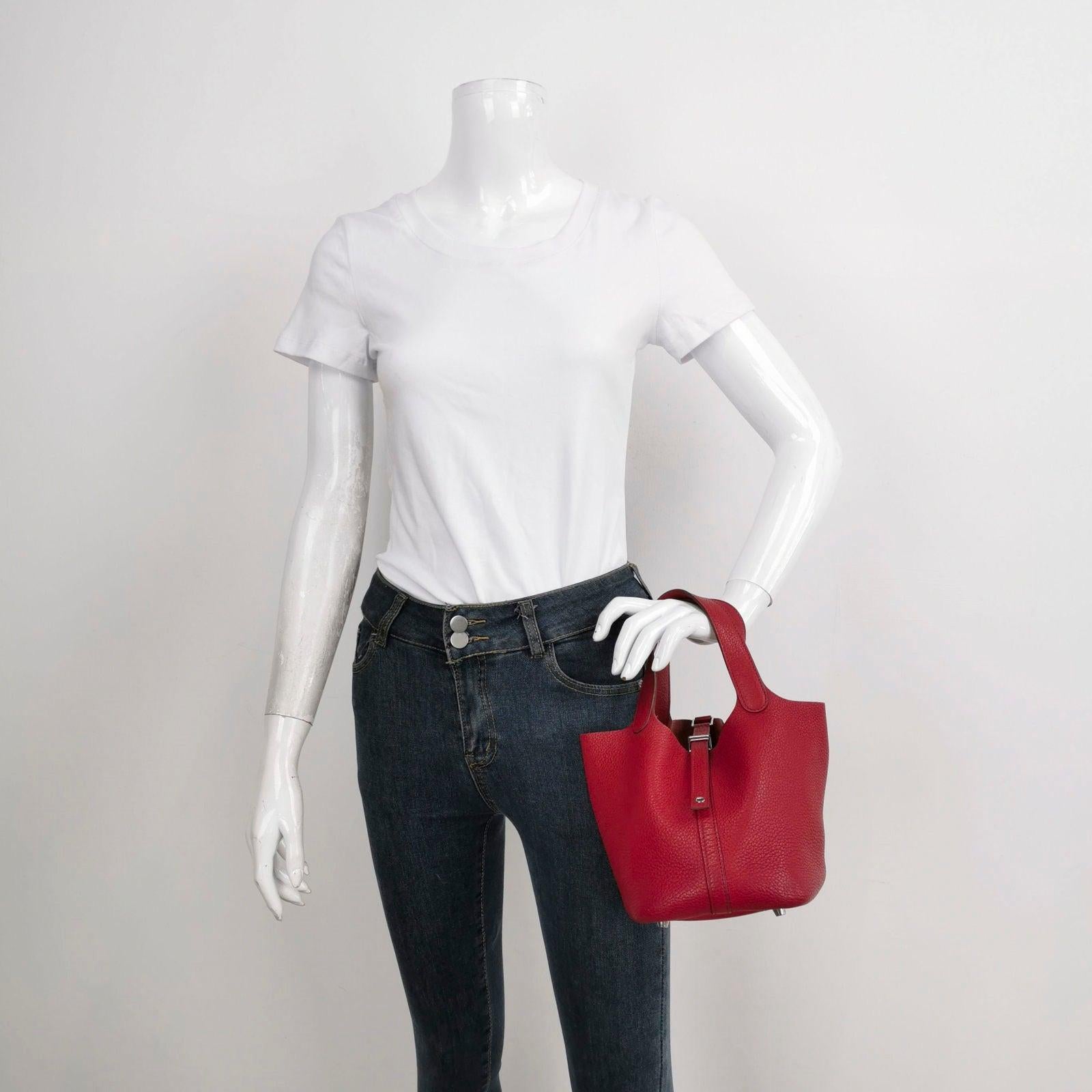 Hermes Picotin 18 Rotes Kalbsleder 2012 Box P Stamp Dies sind professionelle Fotos von der tatsächlichen Tasche von Luxbags angeboten. Die Hermes Picotin 18 Red ist eine Anspielung auf die Welt des Pferdesports, inspiriert von der Form der