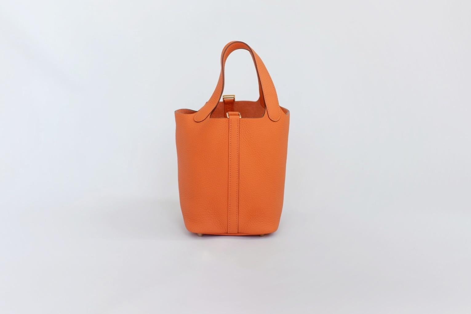 Hermes Picotin 18cm Minium Orange en cuir d'Epsom avec des accessoires dorés (GHW). Brand New est livré avec la boîte et l'ensemble complet, les accessoires et le reçu.