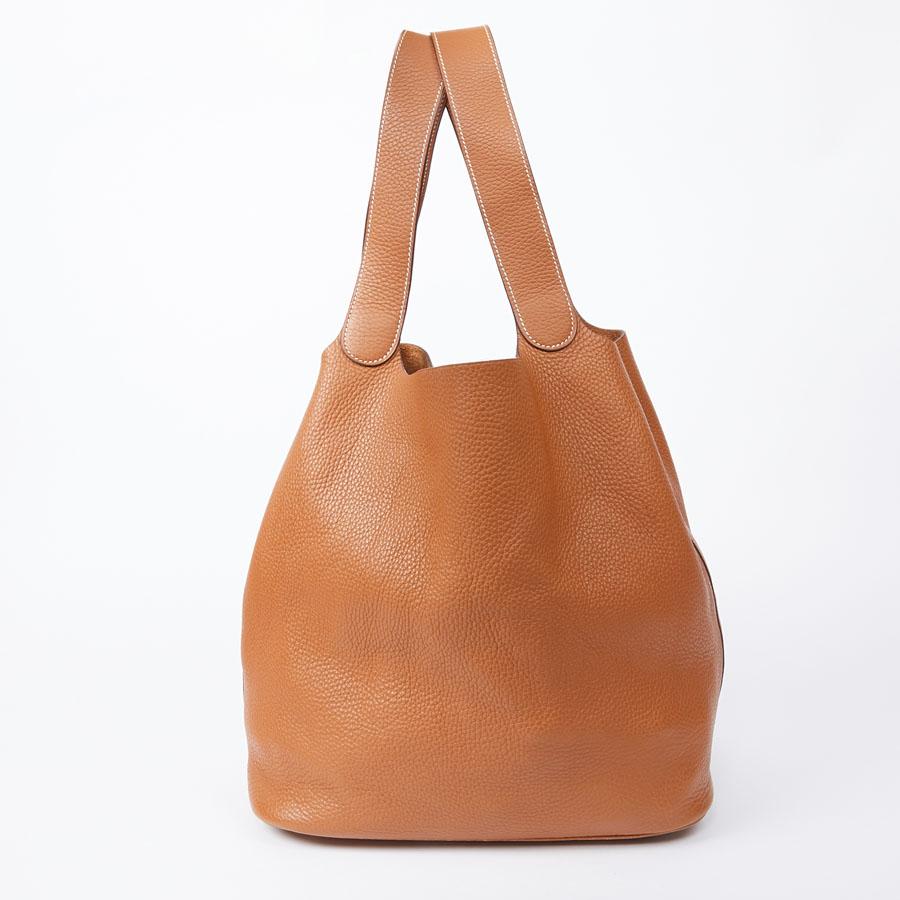 For every day, this timeless Picotin XL bag from Maison Hermès is in Clémence gold bull leather. Double leather handle allowing the bag to be worn in the hand or on the shoulder. No inside pocket. Closing with a leather tab. The corners are slightly