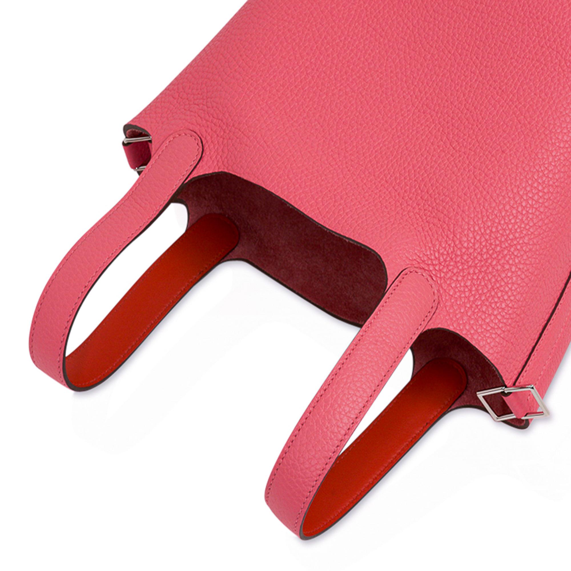 Garanzia di autenticità della borsa Hermes Picotin Eclat Lock 18 nel colore Rose Azalee.
L'interno dei manici è in Terre Battue, una ricca argilla.
La Terre Battue è in pelle Swift.
Il corpo della borsa e i manici esterni sono in pelle Clemence con