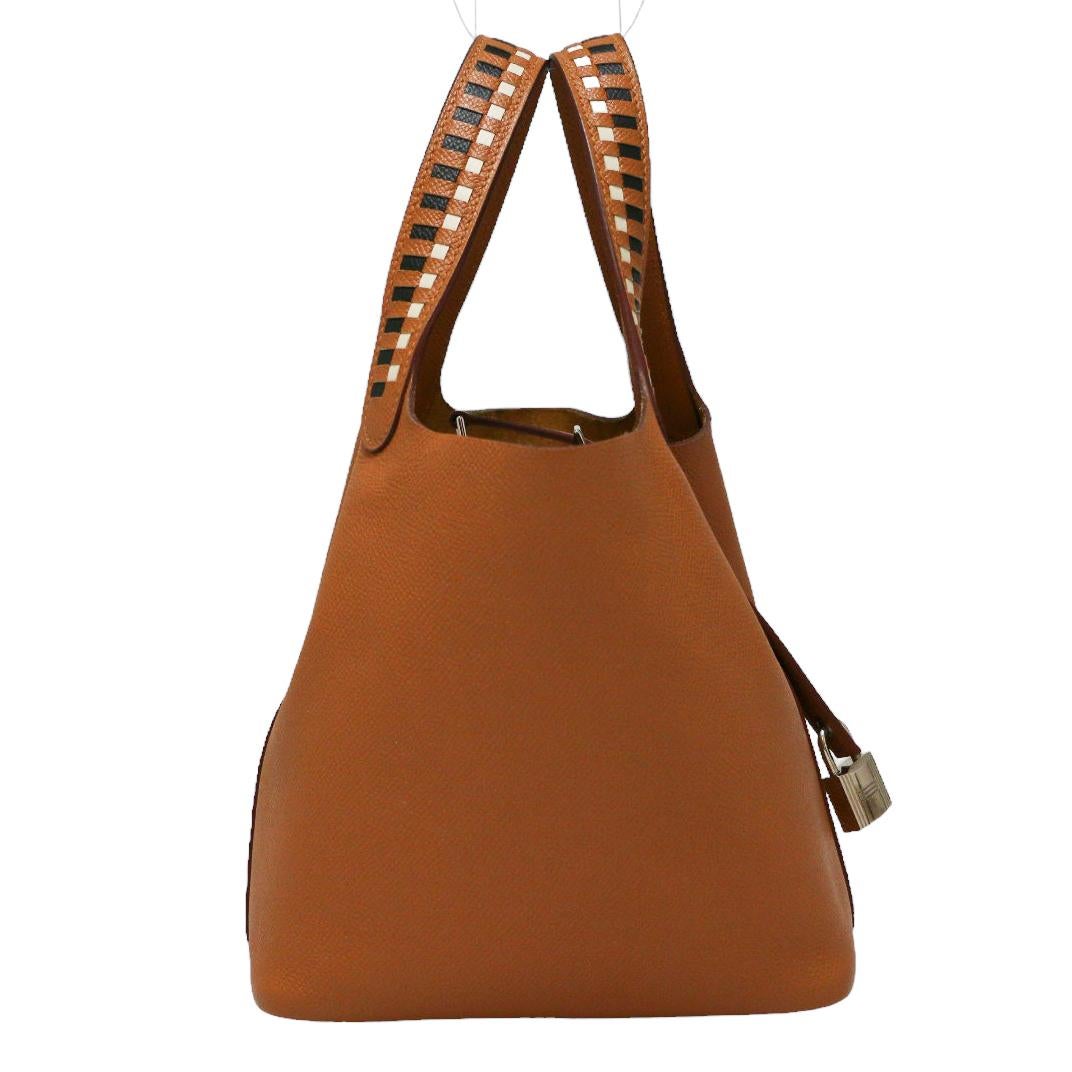Beautiful Hermès Picotin Lock 18 in gold Epsom leather
Condition : very good
Made in France
Model : Picotin
Gender : woman
Material : Epsom grained leather
Lining : unlined
Color : gold
Measurements : 18 x 19 x 13 cm
Handles (x2) : 26 cm
Letter :