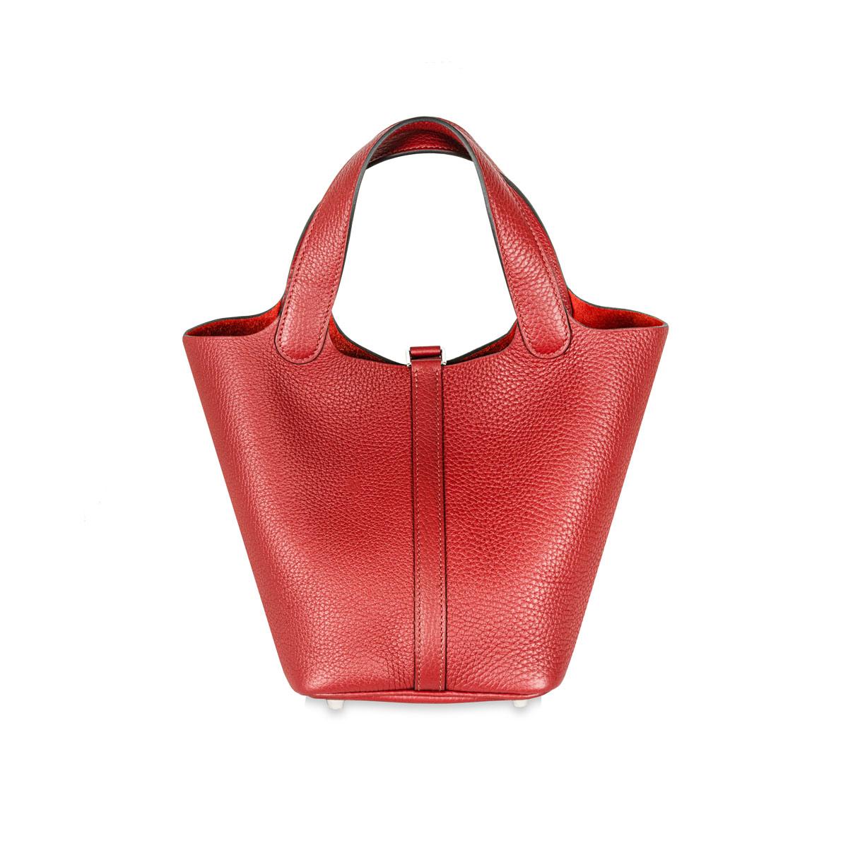Eine schicke Hermès Picotin Lock 18 Tasche. Das von Pferdetränken inspirierte Design der Picotin ist eine klassische und zeitlose Hermès-Tasche. Das Äußere dieses Picotin besteht aus Taurillon Clemence Leder in Rouge Grenat. Das Innere ist mit