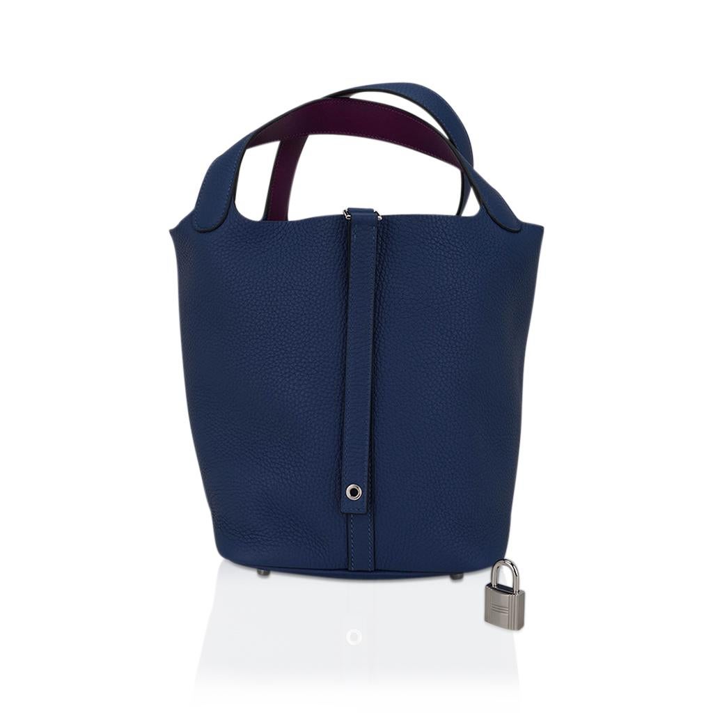 Mightychic offers an Hermes Picotin Eclat Lock 22 tote bag in Deep Blue with Anemone.
The bag is Deep Blue with the interior of the handles in Anemone.
The interior of the handle is Swift leather.
The body of the bag and exterior handle is Clemence