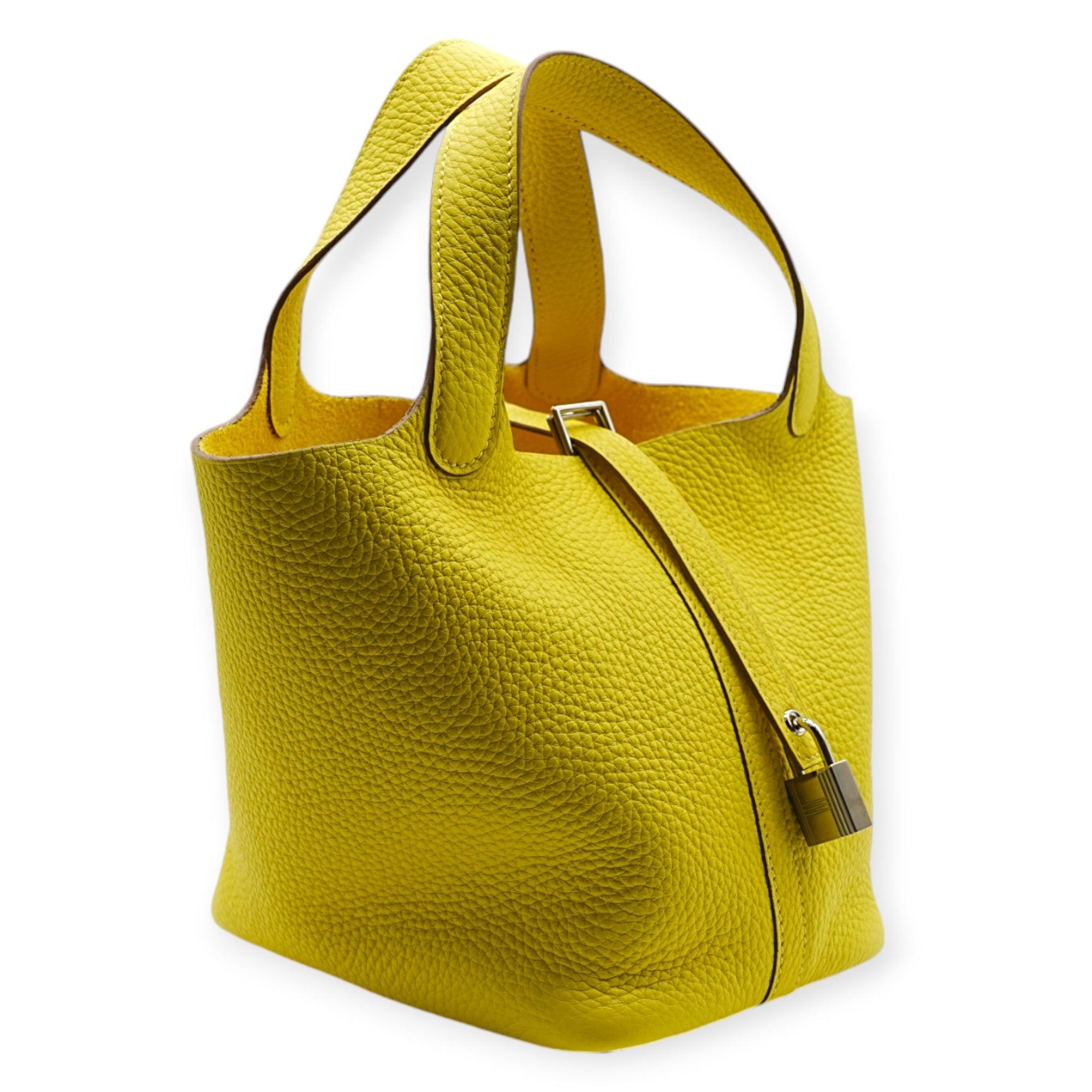 Le sac Picotin est né pour être minimaliste. La couture centrale a une douceur unique qui sublime la matière qui est du cuir de Clémence. L'amplitude du Picotin peut être ajustée grâce au rabat réglable.Le sac s'ouvre et se ferme en douceur sous la