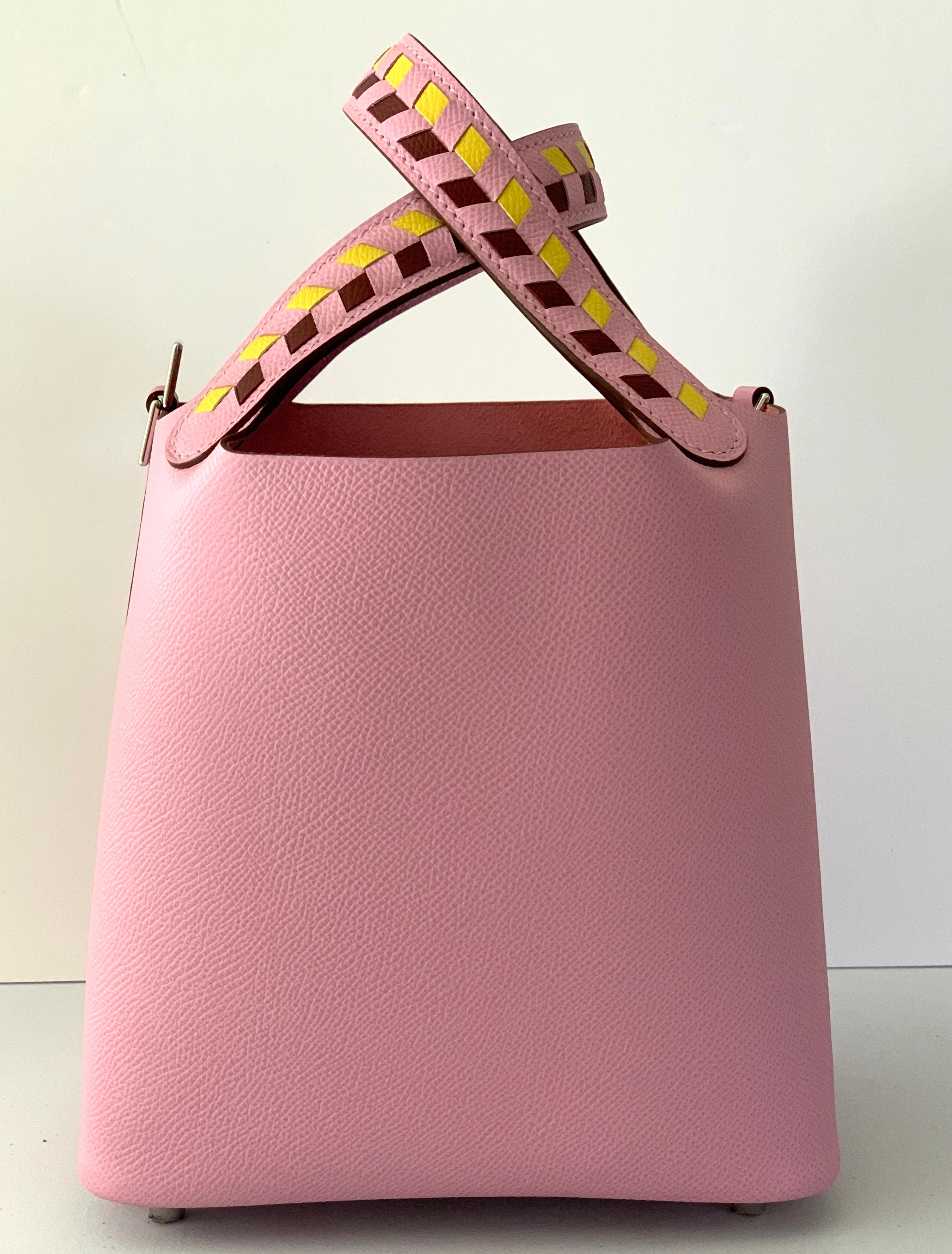 Garantiert authentische Limited Edition Hermes Picotin Lock 18cm Tressage Bag

Mauve Sylvestre mit Mauve Sylvestre:: Rouge H und Jaune Naple Griff. 

Diese exquisite neue Farbe ist die perfekte neutrale Farbe für Frühling/Sommer. 

Leder: Epsom:: so