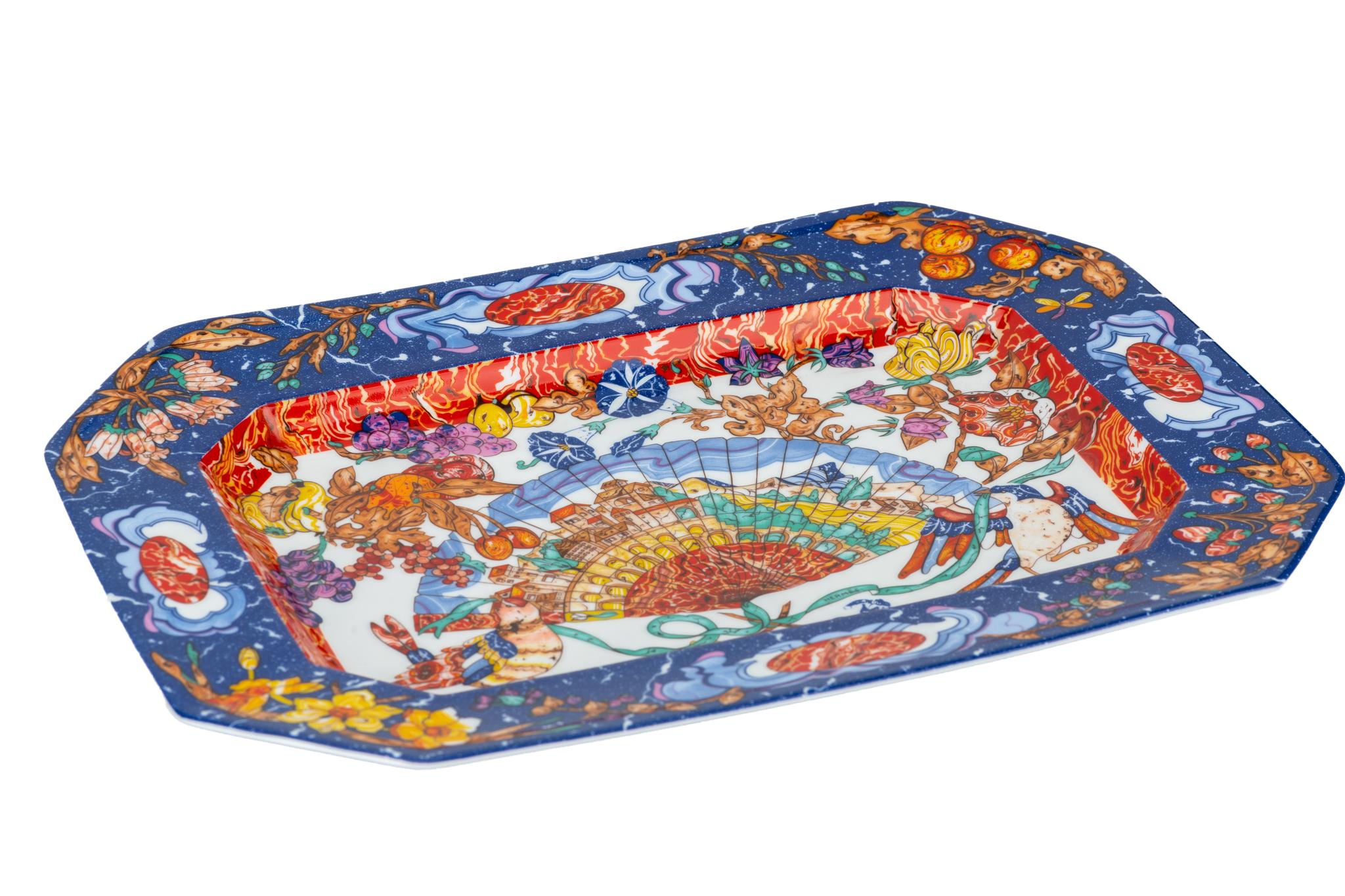 Der Teller Hermès Pierres d'Orient et d'Occident ist ein Sammlerstück aus der Geschirrkollektion von Hermès. Mit achteckiger Form und Lapis.
Kommt mit originalem Schutzumschlag und Box. Neuwertiger Zustand.