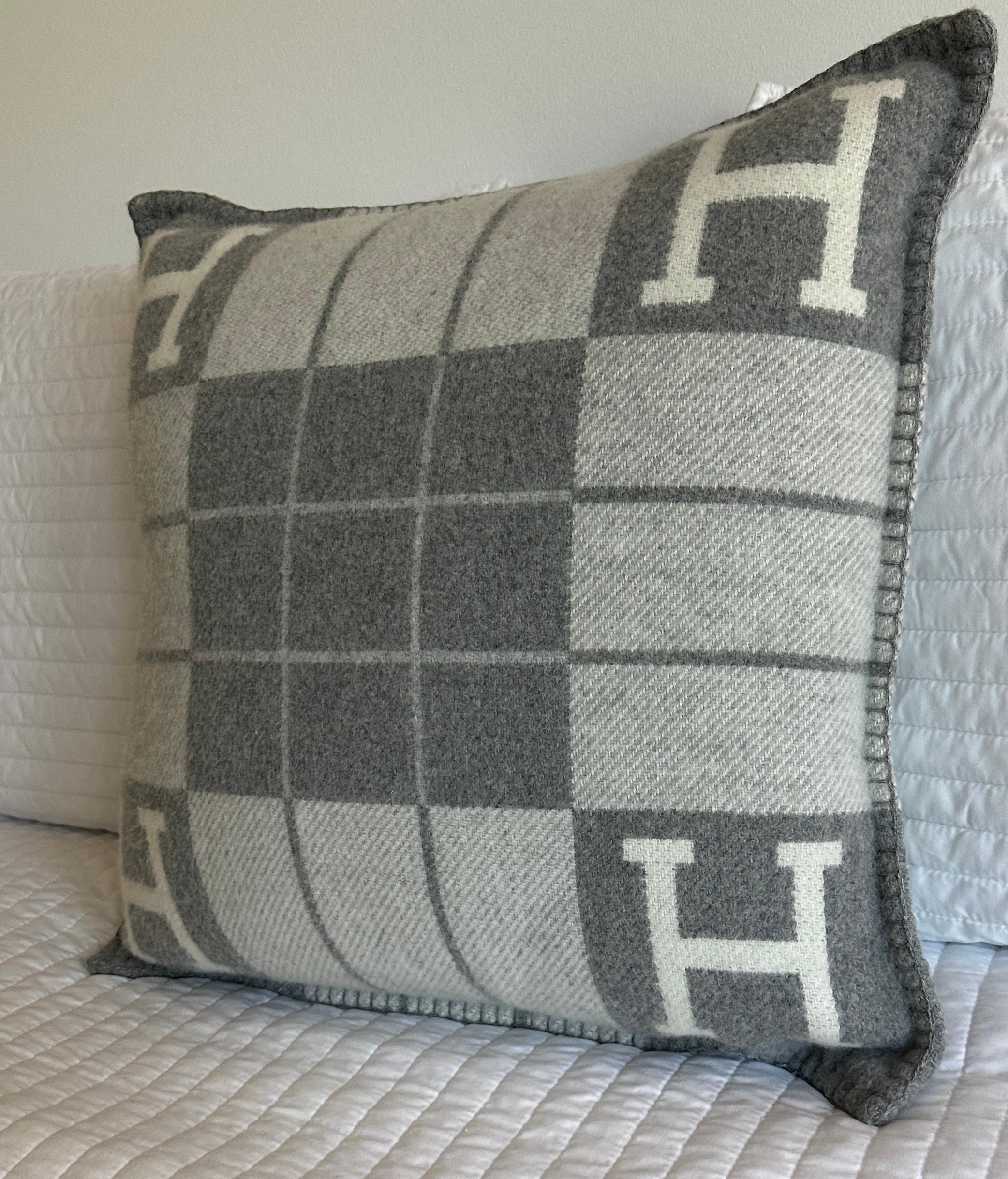 Hermes Avalon  Cuscino
Modello piccolo
Gris Clair 
Grigio
Nuovo di zecca
Chiusura a cerniera
Tirato fuori solo per le foto
Cuscino in lana e cashmere con lavorazione jacquard (90% lana Merinos, 10% cashmere e imbottitura in poliestere