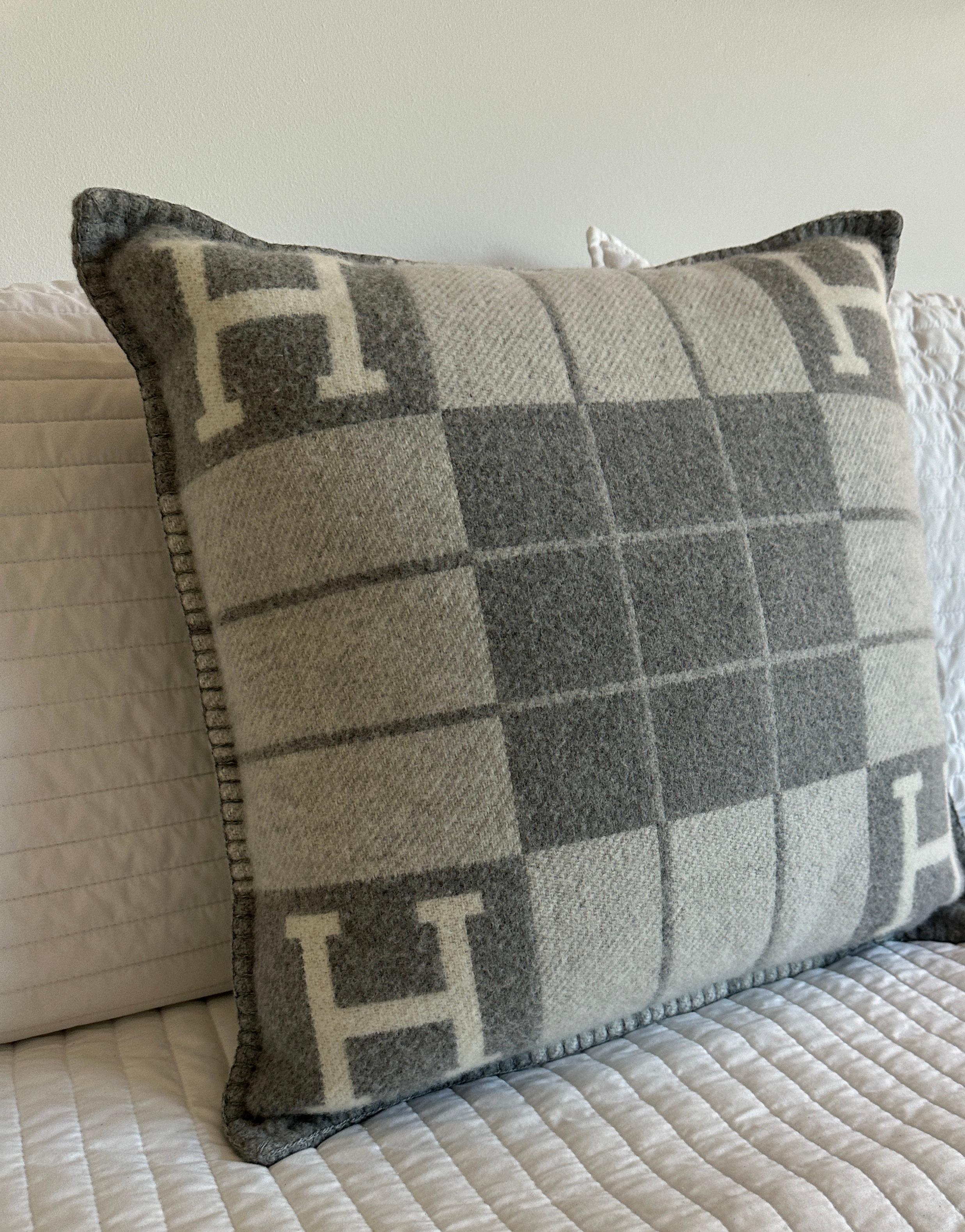 Grigio Cuscino Hermes Avalon III PM Gris Clair in Lana e Cachemire in vendita