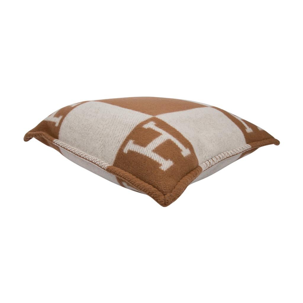 Hermes Kissen Avalon PM Signatur H Kamel / Ecru Throw Cushion Set von zwei Neu (Beige) im Angebot